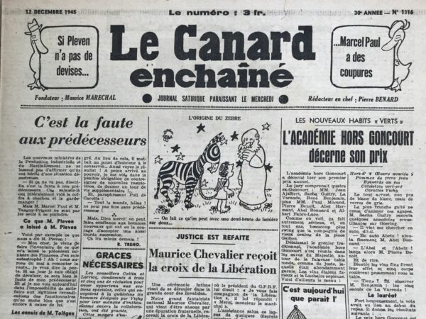 Couac ! | N° 1316 du Canard Enchaîné - 12 Décembre 1945 | Dans son article C'est la faute aux prédécesseurs, publié le 12 décembre 1945 dans Le Canard Enchaîné, R. Tréno utilise la satire pour critiquer les nouveaux ministres et leur tendance à blâmer leurs prédécesseurs pour les problèmes actuels. L'article se moque de la manière dont les nouveaux responsables de la Production industrielle et du Ravitaillement, ainsi que d'autres ministres, se plaignent de la situation désastreuse qu'ils ont héritée. Marcel Paul et le Garde-manger Vide: Les ministres de la Production industrielle et du Ravitaillement, en particulier, accusent leurs prédécesseurs d'avoir vidé les ressources disponibles, notamment le coffre à charbon et les réserves alimentaires. M. Pleven et les Finances: R. Tréno met en scène M. Pleven, le ministre des Finances, qui se plaint amèrement de la situation laissée par son prédécesseur. Il évoque la difficulté de remonter la pente financière et laisse entendre que toute dévaluation future ou incapacité à répondre aux revendications des fonctionnaires sera imputable à son prédécesseur. M. Teitgen et la Justice: Le nouveau ministre de la Justice, M. Teitgen, exprime son désarroi face à la gestion antérieure du département. Il déplore l'état de l'épuration, les procès non jugés, et propose des solutions absurdes comme la fermeture des tribunaux trois jours par semaine et l'ouverture des prisons les autres jours, avec des suspensions de peines toutes les demi-heures. Le Chef du Gouvernement et le Général: Le nouveau chef du gouvernement, tout en paraphrasant ironiquement la maxime de Poil de Carotte, blâme son prédécesseur pour avoir mal géré les ministres et la situation globale. Il se trouve dans l'obligation de signer de nouvelles restrictions et d'imposer des mesures plus strictes dès son arrivée au pouvoir. Il évoque le système de la seconde lecture comme une manière de manipuler l'assemblée constituante, soulignant que malgré cette possibilité de contrôle, son prédécesseur n'a pas su bien gérer les ministres en place. L'article se termine par une phrase ironique et optimiste : "Ça ira mieux demain !" Cette phrase, souvent utilisée pour rassurer face à des situations difficiles, est ici utilisée de manière sarcastique, soulignant l'absurdité de la situation et le manque de responsabilité des nouveaux ministres. R. Tréno utilise l'humour et l'ironie pour mettre en évidence la tendance des politiciens à blâmer leurs prédécesseurs plutôt que de prendre des responsabilités et des mesures efficaces. En caricaturant les plaintes et les excuses des ministres, l'auteur critique l'inefficacité et le manque de responsabilité dans le gouvernement de l'époque. L'article reflète une frustration envers la continuité des problèmes malgré les changements de personnel, et une scepticisme quant à l'amélioration future de la situation. | 1316 e1708181528508