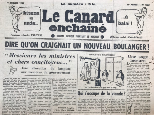 Couac ! | N° 1320 du Canard Enchaîné - 9 Janvier 1946 | Dans son article "Messieurs les ministres et chers concitoyens...", Pierre Bénard adopte le point de vue d'un "lampiste" (un travailleur modeste) pour critiquer de manière acerbe et ironique le gouvernement de l'époque. En donnant la parole à M. Dupont, le lampiste, Bénard met en lumière le fossé entre les élites politiques et les citoyens ordinaires. Le discours fictif de M. Dupont commence par rappeler aux ministres qu'ils ont souvent utilisé les ondes de la radiodiffusion pour vanter leurs mérites et les bénéfices supposés de leur gouvernance. Cependant, il est vite clair que Dupont et ses concitoyens ne partagent pas cet optimisme. L'auteur souligne ici l'hypocrisie et la déconnexion des dirigeants par rapport à la réalité vécue par le peuple. L'une des principales critiques de Dupont concerne la gestion incohérente de la carte de pain, symbole des difficultés quotidiennes des citoyens. La suppression puis le rétablissement de cette carte sont perçus comme des erreurs monumentales, aggravées par le ton condescendant et moralisateur des ministres, en particulier celui de M. Tanguy-Prigent, comparé de manière ironique à des figures divines comme Dieu et Jésus. Bénard utilise également des références bibliques et religieuses pour souligner le manque de compassion des dirigeants. La mention de Job, qui remercie Dieu malgré ses malheurs, contraste avec la situation des Français, qui, selon Dupont, ne peuvent pas voir en leurs dirigeants des figures divines ou même inspirantes. L'auteur se moque aussi de la religiosité affectée des élites, en notant que même le petit Jésus avait une étable mieux garnie que les foyers français de l'époque. Dupont reconnaît la difficulté de la tâche des ministres, mais il leur rappelle qu'ils ont volontairement choisi cette responsabilité. S'ils échouent, ils devraient envisager de changer de métier plutôt que de réprimander le peuple pour des problèmes dont ils sont partiellement responsables. Cette critique directe renforce l'idée que les ministres manquent de compétence et d'efficacité. Le discours se termine sur une note de résignation teintée d'ironie mordante. Dupont souligne que les citoyens sont "de bonnes pâtes", prêts à supporter beaucoup, mais il met en garde les ministres contre l'abus de leur patience. La dernière phrase, qui joue sur le double sens du mot "pâtes", rappelle que la tolérance des citoyens a des limites et que les dirigeants doivent faire preuve de plus de respect et de sollicitude envers ceux qu'ils gouvernent. En somme, Pierre Bénard utilise l'allocution fictive de M. Dupont pour critiquer sévèrement l'incapacité des dirigeants à comprendre et à résoudre les problèmes quotidiens des citoyens ordinaires, tout en soulignant leur tendance à se déresponsabiliser et à se montrer condescendants. Par cette satire mordante, il exprime la frustration et le désespoir des Français de l'époque face à une classe politique perçue comme déconnectée et inefficace. | 1320