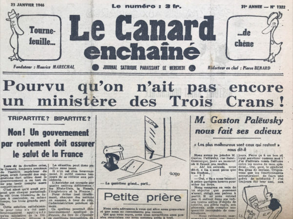 Couac ! | N° 1322 du Canard Enchaîné - 23 Janvier 1946 | Dans "TRIPARTITE ? BIPARTITE ? Non ! Un gouvernement par roulement doit assurer le salut de la France", Pierre Bénard, en plein cœur des débats sur la direction politique de la France post-Seconde Guerre mondiale, propose une solution satirique mais ingénieuse pour résoudre les conflits entre les principaux partis politiques : un gouvernement par roulement. Bénard commence par rappeler que lors de la précédente crise, le Canard Enchaîné avait suggéré que chaque portefeuille ministériel soit détenu par trois titulaires, afin de satisfaire les trois grands partis. Cette idée n’a été mise en pratique qu’au ministère de la Défense nationale, avec des résultats très satisfaisants, puisque ce département a obtenu le plus gros budget de l'année. Aujourd'hui, face à une nouvelle crise, Bénard reprend cette idée en la poussant encore plus loin. Il propose d’adopter un système où chaque parti aurait tour à tour la responsabilité du gouvernement pendant un mois, similaire à l'occupation quadripartite de l'Autriche par les États-Unis, la Russie, l'Angleterre et la France. Cette rotation éviterait les conflits internes et permettrait à chaque parti de démontrer ses compétences et son savoir-faire. Selon Bénard, ce système aurait plusieurs avantages. D'abord, il éviterait l'épuisement et les conflits inhérents aux coalitions impossibles. Ensuite, il offrirait aux électeurs une "étude comparée" des différents programmes politiques, les rendant ainsi mieux informés lors des élections. De plus, cette méthode garantirait une certaine diversité et flexibilité dans la gestion du pays, permettant à chaque parti de contribuer et de démontrer son efficacité. Bénard n’oublie pas de mentionner que même le parti radical devrait avoir son tour, malgré les réticences possibles, histoire de "rigoler de temps en temps". Il conclut en balayant les scrupules liés à l’incohérence potentielle de cette méthode, affirmant que dans le domaine de l'incohérence, la France n'a plus rien à craindre. En somme, à travers une proposition humoristique et provocatrice, Bénard critique la rigidité et les conflits partisans de la politique française de l'époque. Il met en lumière les absurdités du système politique en place et suggère qu'une approche plus flexible et collaborative pourrait être la clé pour sortir de l'impasse. | 1322