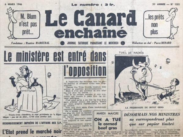 Couac ! | N° 1328 du Canard Enchaîné - 6 Mars 1946 | L'article "REBONDISSEMENT IMPRÉVU DE L'AFFAIRE DES S.P. L’État prend le marché noir à son compte" par Yves Grosrichard, publié dans Le Canard Enchaîné le 6 mars 1946, se présente comme une satire mordante de la gestion de l'économie sous le régime du marché noir en France à l'époque. L'auteur commence par introduire le sous-directeur Devise, qui aurait organisé le marché noir des S.P. (probablement des produits rationnés comme le pain) au sein de la préfecture de police. Cette initiative, ironiquement présentée comme un "pas de géant" pour l'économie nationale, est décrite comme un exemple de centralisation administrative. Grosrichard souligne le contraste entre la simplicité d'achat direct auprès de l'administration et les démarches compliquées et parfois dégradantes auprès des trafiquants du marché noir. L'article poursuit avec une visite fictive aux ministères clés, illustrant le même schéma de prise en charge du marché noir par l'État. Au ministère du Ravitaillement, on annonce la vente prochaine de faux tickets de pain dans des comptoirs spéciaux, visant à simplifier les démarches pour les consommateurs et à décourager le vol et la revente illégale. Aux Finances, l'auteur raconte avec dérision la transformation de la table de réunion en une machine à fabriquer des billets de banque, tout en ironisant sur la coopération supposée de "Dédé-la-Boulange" et "Jojo-gros-sac" dans cette entreprise. L'article se conclut sur une note satirique lorsque M. André Philip, ministre des Finances, exhibe un petit morceau d'or en guise d'ironique preuve de richesse, contrastant avec les politiques économiques discutées. En somme, Yves Grosrichard utilise l'humour et la satire pour critiquer la gestion de l'économie et la lutte contre le marché noir en France après la Seconde Guerre mondiale, dépeignant l'État comme un acteur paradoxal et maladroit dans ses tentatives de contrôler et de réguler le commerce illicite. | 1328