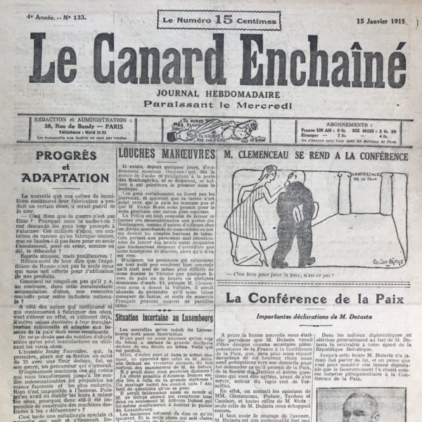 Couac ! | N° 133 du Canard Enchaîné - 15 Janvier 1919 | Le "Tigre" Clémenceau troque son uniforme de chef de guerre pour celui d'artisan de la Paix, ce dont le Canard, par le crayon de Lucien Laforge, semble douter. Pour Clémenceau, cette paix doit avant toute réconciliation, être là pour faire payer les vaincus. LA VIE TROP BON MARCHÉ, Une délégation de MM. les Restaurateurs obtient la suppression de la Taxe, par Henri Béraud - Dans cet article, Henri Béraud se moque de la politique économique du gouvernement, en particulier de la suppression de la taxe sur les produits alimentaires, telle qu'annoncée par un ministre à M. Buisson, représentant des restaurateurs et bouillons. Béraud utilise un ton sarcastique pour dépeindre la scène où le ministre, lors d'une période électorale, fait des promesses vagues à M. Buisson sur la suppression de la taxation des produits alimentaires. Il caricature la réaction enthousiaste de M. Buisson et de ses collègues restaurateurs, décrivant ironiquement les conséquences supposées de cette mesure : une abondance soudaine d'œufs, de lait, de beurre, et une reprise de la vie économique. Béraud souligne le contraste entre les promesses gouvernementales et la réalité quotidienne des petits commerçants et des consommateurs, qui continueront probablement à subir des hausses de prix. L'article se termine par une critique acerbe des électeurs qui, confrontés à des promesses électorales vides, ne peuvent que se taire et subir les conséquences. Béraud utilise un langage coloré et imagé pour exposer son point de vue satirique sur la politique et l'économie de l'époque. | 133