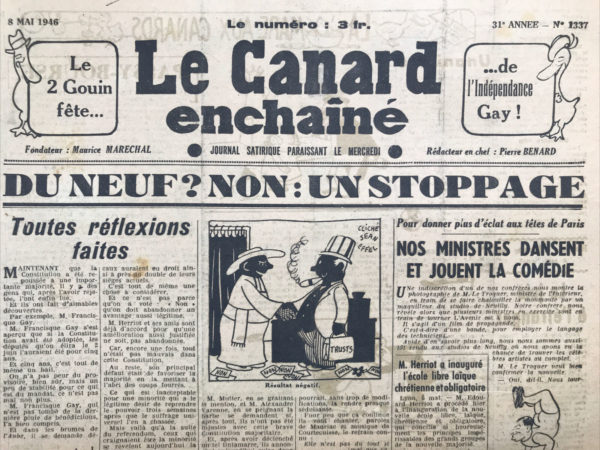 Couac ! | N° 1337 du Canard Enchaîné - 8 Mai 1946 | La joie à l'étranger - L'article satirique de R. Tréno, publié dans *Le Canard Enchaîné* du 8 mai 1946, se moque de manière ironique des réactions internationales suite au référendum en France. Tréno commence par souligner l'attente anxieuse des pays étrangers, notamment des États-Unis, concernant le résultat du référendum. Il décrit comment les Américains ont déjà manifesté leur soutien, prêts à offrir du blé, de l'argent et des bateaux à la France, à condition que le vote aille dans le sens souhaité, exprimé non pas par un "oui" ou "non", mais par un "yes". Cette approche intéressée est tournée en dérision par Tréno. L'article continue en imaginant des réactions exagérées et cyniques à l'étranger une fois le résultat du référendum connu. À Wall Street, par exemple, les valeurs des compagnies d'électricité et d'assurances auraient bondi, illustrant comment les marchés financiers réagissent avec enthousiasme à des résultats favorables qui garantissent la stabilité politique et économique. Tréno caricature également une conversation téléphonique fictive entre le secrétaire d'État au Trésor américain et Léon Blum, où ce dernier aurait été pressé de demander un prêt une fois le résultat du référendum favorable connu. Cette scène illustre l'attitude opportuniste et intéressée des États-Unis envers la France. Au Vatican, les réjouissances ne sont pas moindres, avec l'illumination des bâtiments et les félicitations du pape Pie XII à Mgr Suhard et à Mgr Edouard Herriot, suggérant un soutien ecclésiastique à la direction prise par la France. Enfin, à Madrid, Tréno dépeint une réaction similaire de satisfaction, où Franco aurait salué une "grande victoire de la démocratie sur le fascisme rouge" et aurait même prévu le retour de certaines figures conservatrices en France. L'allusion à un autodafé d'honneur devant l'Escurial, bien que satirique, souligne ironiquement l'extrême réaction de satisfaction dans certains cercles conservateurs espagnols. En somme, l'article de Tréno utilise l'ironie pour critiquer la politique internationale et les réactions intéressées des grandes puissances face aux résultats politiques en France, soulignant le contraste entre les apparences de soutien et la réalité des motivations économiques et politiques. | 1337