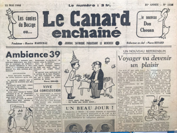 Couac ! | N° 1338 du Canard Enchaîné - 15 Mai 1946 | Ambiance 39 - L'article satirique de Pierre Bénard, publié dans *Le Canard Enchaîné* du 15 mai 1946, se moque de manière ironique de la nostalgie et de la glamourisation des années précédant la Seconde Guerre mondiale, en particulier dans les annonces publicitaires pour les stations balnéaires et thermales comme Aix-les-Bains. Bénard commence par souligner la façon dont les agents de publicité embellissent le passé, en affirmant que la même ambiance qu'en 1939 est toujours présente. Il commente sarcastiquement que peut-être c'était le bon temps, et que pour l'ambiance, c'était certainement une période spécifique. Il évoque ensuite divers événements et personnages de l'époque, tous enveloppés dans une aura de nostalgie artificielle. À Deauville, par exemple, il mentionne Corinne Luchaire se promenant avec un parlementaire anglais et Otto Abetz étant l'invité d'honneur d'un marquis du champagne. Ces détails sont présentés avec une ironie palpable, soulignant le contraste entre la superficialité des plaisirs mondains et la réalité troublante de la montée des tensions avant la guerre. Bénard fait également référence à des figures politiques comme Edouard Daladier et Paul Reynaud, chacun illustrant différentes attitudes et réflexions de l'époque. Il se moque subtilement de la confiance naïve dans la ligne Maginot et de l'insouciance avant les développements plus sinistres qui ont suivi. Enfin, l'article conclut en remerciant ironiquement ceux qui tentent de ramener cette "charmante ambiance" du passé, soulignant que ces souvenirs sont teintés de superficialité et d'une vision rétrospective souvent déconnectée de la réalité historique. En somme, l'article de Bénard utilise l'ironie pour critiquer la tendance à idéaliser le passé, en particulier une période aussi troublée et incertaine que celle juste avant la Seconde Guerre mondiale, tout en soulignant les contradictions et les illusions de cette perspective nostalgique. | 1338