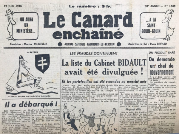 Couac ! | N° 1343 du Canard Enchaîné - 19 Juin 1946 | L'article "Il a débarqué" de R. Tréno, publié dans "Le Canard enchaîné" le 19 juin 1946, est une satire qui joue sur les attentes et les espoirs de la population française à la fin de la Seconde Guerre mondiale. Le texte utilise le thème du débarquement pour évoquer de manière humoristique et ironique les espoirs de libération des Français et la complexité des réalités politiques de l'époque. La nouvelle du débarquement se répand rapidement, suscitant une joie immense parmi les habitants des différents quartiers de Paris. Cependant, cette joie est teintée de prudence, car l'occupant est encore présent. Les gens doivent contenir leur enthousiasme et leur espoir de libération. L'auteur utilise ici une métaphore pour décrire le désir de voir le pays se libérer des contraintes politiques et des influences étrangères. La référence à un homme autrefois perçu comme un complice des bolcheviks et un promoteur de l'anarchie, mais qui finit par incarner les espoirs du parti de l'Ordre, souligne l'ironie des retournements politiques. Maurice Schumann est cité avec une phrase énigmatique, ajoutant une dimension prophétique à l'attente de ce changement. Le texte continue en décrivant la longue attente et les déceptions, notamment la tentative échouée de Sainte-Hermine en Vendée, qui avait déprimé de nombreux Français. Les ennemis, goguenards, se moquaient de l'idée d'un débarquement, mais la revanche arrive finalement avec l'annonce à la radio d'une opération extraordinaire. Cette opération symbolique représente une victoire morale pour ceux qui ont gardé espoir. L'article énumère ensuite les forces impliquées dans cette libération fictive : les blindés, la division Soustelle, la flotte de l'amiral d'Argent, et bien d'autres, y compris des figures féminines comme Mlle de Miribel. Ces noms et ces unités évoquent une mobilisation nationale, créant une image vivante de la libération tant attendue. En conclusion, l'article de R. Tréno utilise le thème du débarquement pour souligner les aspirations et les frustrations des Français après la guerre, tout en se moquant des retournements politiques et des prophéties opportunistes. C'est une satire mordante qui reflète les complexités et les contradictions de l'époque, tout en célébrant l'esprit de résistance et d'espoir. | 1343