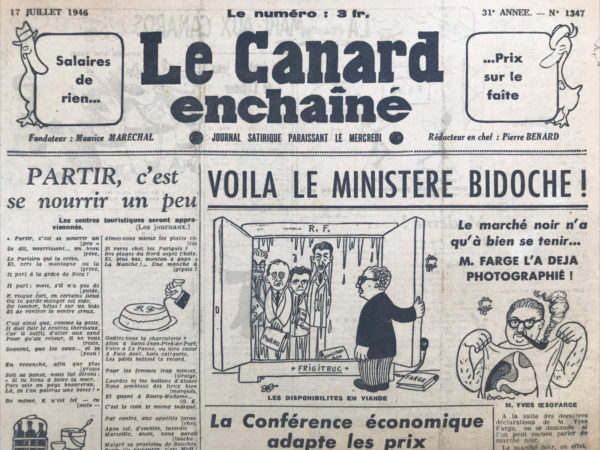 Couac ! | N° 1347 du Canard Enchaîné - 17 Juillet 1946 | Le film qu'il faut voir cette semaine - L'article anonyme publié dans *Le Canard Enchaîné* le 17 juillet 1946 offre une critique enthousiaste et élogieuse du film "Citoyen Kane" d'Orson Welles. L'analyse met en lumière les innovations techniques et narratives du film tout en soulignant l'audace et l'indépendance créative de Welles, ce qui contribue à sa réputation de génie du cinéma. (Citizen Kane). L'article présente "Citoyen Kane" comme un chef-d'œuvre complet, comparable uniquement aux œuvres de Chaplin. Il souligne que le film est le produit d'une vision unique et cohérente, celle d'Orson Welles, qui a écrit, réalisé et joué dans le film. Cette perspective renforce l'idée que l'individualité et la liberté créative sont essentielles pour atteindre un niveau de perfection rarement vu dans le cinéma de l'époque. L'indépendance de Welles est un autre point fort souligné dans l'article. En tant que nouvel arrivant à Hollywood, Welles n'a pas été influencé par les traditions et les conventions du milieu. Il a introduit des innovations techniques audacieuses, comme l'utilisation de plafonds dans les décors et la position de la caméra au ras du sol, ce qui a radicalement changé l'atmosphère du film. Cette audace technique est mise en avant comme une preuve de son génie et de sa volonté de rompre avec les pratiques établies. L'article salue également la direction d'acteurs de Welles. En engageant des acteurs inconnus et en les dirigeant avec maestria, Welles prouve que le talent brut, correctement guidé, peut surpasser les performances des vedettes établies. Cette approche renforce l'idée que l'innovation et le risque peuvent conduire à des résultats extraordinaires. En conclusion, l'article anonyme de *Le Canard Enchaîné* célèbre "Citoyen Kane" comme un film révolutionnaire et audacieux, où Welles défie les conventions pour créer une œuvre d'art cinématographique d'une profondeur et d'une beauté exceptionnelles. | 1347