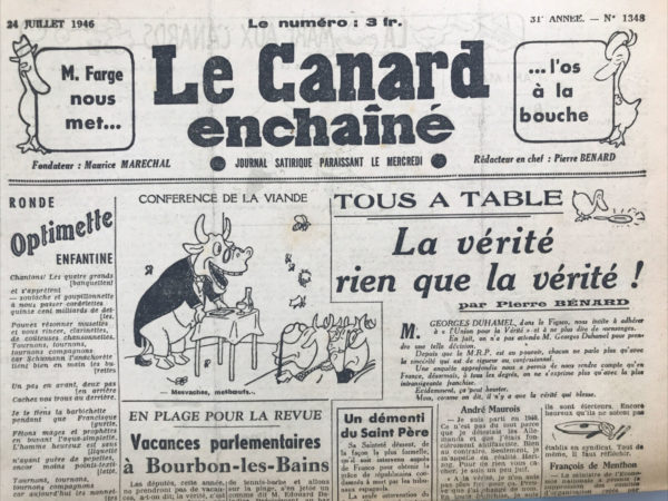 Couac ! | N° 1348 du Canard Enchaîné - 24 Juillet 1946 | L'article "Carnet du rat de cave" du 24 juillet 1946 dans *Le Canard Enchaîné* est une critique mordante de la situation économique et des annonces de M. Robert Schuman, alors ministre des Finances. Le texte, rédigé par le Rat de cave, utilise l'humour et l'ironie pour souligner les difficultés financières de la France de l'époque et les mesures impopulaires que le gouvernement envisageait de mettre en place. Le journaliste commence par souligner l'optimisme affiché par M. Schuman, malgré l'annonce de nouvelles augmentations des prix et de suppressions d'emplois. Ce contraste entre l'attitude affable du ministre et les mauvaises nouvelles qu'il annonce crée un effet comique et souligne l'absurdité perçue de la situation. L'article critique également les décisions prises par le prédécesseur de Schuman, en se moquant de la suppression de postes qui n'étaient pas pourvus, suggérant que des postes importants comme celui de président de la République ou de commissaire aux Affaires juives auraient pu être supprimés de la même manière. Une des principales cibles de la critique est la gestion des dépenses militaires. Malgré les promesses de réduire le budget militaire, le journaliste souligne que les dépassements sont inévitables et que le nombre de militaires reste élevé. Cette contradiction entre les annonces et la réalité est présentée comme un exemple de mauvaise gestion gouvernementale. Enfin, l'article se termine par une réflexion ironique sur les déclarations optimistes de Schuman et d'Yves Farge, un autre membre du gouvernement. L'image du tunnel et du col symbolise les promesses de jours meilleurs, mais l'auteur exprime son scepticisme quant à la capacité du gouvernement à tenir ces promesses sans subir d'autres revers économiques. En somme, l'article est une critique acerbe et humoristique des mesures économiques impopulaires et de la gestion financière du gouvernement de l'époque, utilisant l'ironie pour mettre en évidence les contradictions et les difficultés rencontrées par la France de l'après-guerre. | 1348