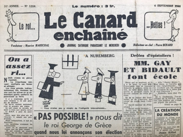 Couac ! | N° 1354 du Canard Enchaîné - 4 Septembre 1946 | L'éditorial "On a assez ri..." publié dans *Le Canard Enchaîné* le 4 septembre 1946, est une critique acerbe du tripartisme et de la politique française de l'époque. Le texte dépeint une scène politique où les trois grands partis, le M.R.P., les communistes, et les socialistes, sont engagés dans une lutte futile et hypocrite, cherchant à se surpasser les uns les autres en adoptant des positions contradictoires et en jouant des jeux de pouvoir sans prendre de décisions concrètes. L'auteur commence par souligner l'absurdité et l'inconsistance du tripartisme, où chaque parti tente de se positionner stratégiquement plutôt que de proposer des solutions réelles. Le M.R.P., par exemple, adopte des éléments du programme gaulliste tout en s'opposant à de Gaulle, et les socialistes se radicalisent pour se distinguer des communistes, tandis que les communistes se modèrent pour ne pas effrayer les petits commerçants et propriétaires. Cette gymnastique politique est décrite comme une farce où tout est truqué, les lettres spectaculaires ne sont jamais envoyées et les programmes affichés ne sont pas appliqués. L'éditorial se moque des partis politiques pour leur obsession des étiquettes et des combinaisons tactiques, plutôt que de se concentrer sur les besoins réels des électeurs. Les citoyens en ont marre des "combines de comité directeur et des astuces de congrès", et souhaitent des réalisations concrètes plutôt que des promesses grandioses mais vides de sens. Le ton de l'éditorial est sarcastique et critique, soulignant l'hypocrisie et l'inefficacité des politiciens de l'époque. L'auteur conclut en suggérant que ce dont les gens ont vraiment besoin, ce sont des actions concrètes et des résultats tangibles, mais que cela serait évidemment moins amusant pour les politiciens qui préfèrent continuer leur jeu de dupes. En somme, cet éditorial dénonce la superficialité et l'hypocrisie de la politique française d'après-guerre, appelant à un changement vers une gouvernance plus sincère et orientée vers des résultats concrets. | 1354