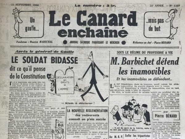 Couac ! | N° 1357 du Canard Enchaîné - 25 Septembre 1946 | Dans l'article "Le 'Canard' change de rue et se met dans ses bois", publié le 25 septembre 1946 dans *Le Canard Enchaîné*, A. Breffort raconte avec humour et exubérance le déménagement de la rédaction du journal de la rue Caumartin à la rue des Petits-Pères. L'article débute en soulignant l'étroitesse des anciens locaux et les inconvénients qui en découlaient, comme le manque d'intimité pour Henri Jeanson ou les difficultés à circuler sans trébucher sur des jeux de mots. La décision de déménager est présentée comme une nécessité évidente. Le déménagement, décrit comme une cérémonie émouvante, commence avec un rassemblement au Cadran, le poste de consommation favori de l'équipe, où Bénard joue le rôle de l'horloge parlante. Un camion, salué par la foule, transporte les objets emblématiques du journal, tels que le crâne du sultan Makaoua et une éponge apprivoisée offerte par Marthe Richard. Le Grand-Père Zig Tasse, chargé des jeux de mots, conduit une voiture remplie de calembours-maison. Les nouvelles installations sont décrites avec enthousiasme : une cour charmante où le Grand-Père Zig pourra raconter ses histoires, et des bureaux respirant le "grand siècle". La rédaction admire également les commodités modernes, comme le frigidaire à calembours et les pipelines de vin dans le bureau du rédacteur en chef. Le nouvel emplacement, rue des Petits-Pères, est entouré de lieux pittoresques et symboliques, comme la Notre-Dame des Victoires et des magasins spécialisés, créant un cadre propice à l'inspiration et à la créativité. L'article se termine par une note optimiste, avec un appel au travail et un toast à l'avenir prometteur du *Canard Enchaîné* dans ses nouveaux locaux. | 1357 e1708181848856