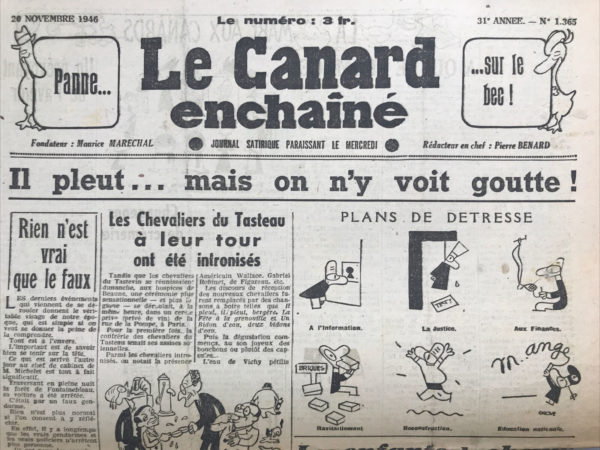 Couac ! | N° 1365 du Canard Enchaîné - 20 Novembre 1946 | Pierre Bénard, dans son article "Rien n'est vrai que le faux" publié dans *Le Canard Enchaîné* du 20 novembre 1946, offre une critique cinglante et humoristique de la société française de l'époque. Il commence en soulignant que tout semble à l'envers et que comprendre cette époque nécessite de se tenir sur la tête. Les événements récents, selon Bénard, révèlent une réalité où le faux prend la place du vrai. Il raconte une anecdote où le chef de cabinet de M. Michelet est arrêté par un faux gendarme, illustrant comment les vrais gendarmes n'arrêtent plus personne, de peur des ennuis, laissant les faux prendre leurs responsabilités. Cette inversion des rôles est exemplifiée encore par un commissaire de Clignancourt qui, après avoir saisi des marchandises de trafiquants, les partage avec un gardien de la paix, agissant comme de faux policiers bien qu'ils soient de vrais policiers. Bénard démontre ainsi la difficulté de distinguer le vrai du faux. Le paradoxe continue avec les commerçants : un vrai commerçant, refusant le marché noir, ne vend que de faux produits, tandis qu'un faux commerçant offre tous les produits désirés. Même le vin, censé être d'appellation contrôlée, n'est pas contrôlé, et si le ministre du Ravitaillement ne peut fournir de vrais produits, ceux-ci sont disponibles au marché noir pour ceux qui peuvent payer. Les paysans, représentés par un porte-parole nommé Lamour, menacent d'affamer les citadins, ajoutant à cette absurdité générale où même les noms sont ironiques. Les vrais ministres semblent être manipulés par les faux, et les faussaires impriment moins de faux billets que les dirigeants de la Banque de France, qui ont le privilège d'imprimer de vrais billets. Enfin, la querelle entre Schumann et de Gaulle sur la véracité de chacun souligne encore cette confusion entre vrai et faux. En somme, Bénard nous présente un monde où tout est inversé, soulignant l'absurdité et l'hypocrisie de la société de l'époque. Cette critique satirique nous invite à réfléchir sur la nature de la vérité et de l'authenticité dans un monde où les apparences peuvent être trompeuses. | 1365