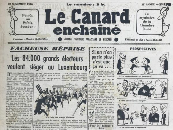 Couac ! | N° 1366 du Canard Enchaîné - 27 Novembre 1946 | Dans son article "Grace à Cousine Douille", publié le 27 novembre 1946 dans *Le Canard Enchaîné*, Roger Salardenne utilise un ton ironique pour commenter la vente des surplus militaires par la Société Nationale de Vente des Surplus (S.N.V.S.). Le communiqué officiel, qui énumère des articles tels que filets de camouflage, bandes de jute, tentes, toiles de tente et lits pliants, est traité avec une légèreté moqueuse par Salardenne. L'article tourne en dérision la notion de réutilisation pratique de ces articles militaires, en s'appuyant sur l'ingéniosité de "cousine Douille". Elle est décrite comme une experte en matière de récupération des objets invraisemblables, particulièrement dans une période de restrictions. Elle propose des usages absurdes mais humoristiques pour ces surplus, en exploitant l'absurdité de la situation. Les filets de camouflage, par exemple, peuvent servir de filets à provisions pour camoufler les achats du marché noir, ou encore de robes de soirée pour s'introduire discrètement dans les salons exclusifs. Salardenne ajoute, avec une pointe de sarcasme, que les partis politiques ont déjà réquisitionné un stock important de ces filets, compliquant ainsi leur acquisition par le grand public. Les bandes de jute, selon cousine Douille, pourraient remplacer des bandes molletières ou des bandes Velpeau, montrant une fois de plus l'inventivité exagérée attribuée à cette figure imaginaire. Les lits pliants, quant à eux, sont présentés comme utiles pour les amateurs d'adultère à la sauvette, une remarque qui ajoute une touche de légèreté scandaleuse à l'article. Enfin, cousine Douille n'a pas encore trouvé une utilisation pour les toiles de tente, mais Salardenne promet de revenir sur ce sujet, soulignant ainsi l'absurdité de chercher des utilisations civiques pour des équipements militaires. En conclusion, l'article de Salardenne se moque des efforts bureaucratiques pour recycler les surplus militaires en soulignant, avec humour et ironie, l'incongruité et la difficulté de trouver des usages pratiques pour ces articles dans la vie quotidienne des civils. | 1366 e1679085837113