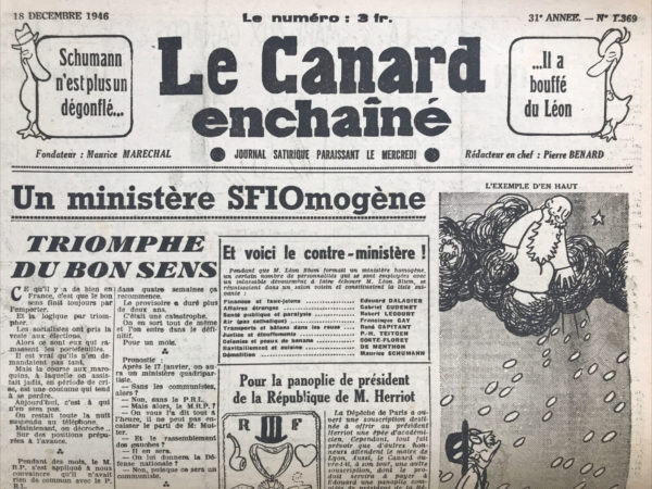 Couac ! | N° 1369 du Canard Enchaîné - 18 Décembre 1946 | Dans l'article intitulé "Le triomphe du bon sens" de R. Tréno, publié le 18 décembre 1946 dans *Le Canard Enchaîné*, l'auteur emploie une forte dose d'ironie pour critiquer les incohérences et les absurdités du paysage politique français de l'époque. Tréno commence par affirmer que, en France, le bon sens et la logique finissent toujours par triompher, mais il inverse immédiatement cette idée en montrant des exemples concrets de la manière dont les choses se passent réellement. Il souligne que, bien que les socialistes aient perdu aux élections, ce sont eux qui se retrouvent avec les portefeuilles ministériels, une situation qu'ils n'avaient même pas cherchée. L'auteur se moque des alliances politiques fluctuantes, où les partis qui semblaient autrefois inconciliables finissent par s'associer, tandis que ceux qui devraient être alliés s'opposent. Par exemple, il mentionne le M.R.P. (Mouvement Républicain Populaire) qui, après avoir longuement assuré qu'il n'avait rien de commun avec le P.R.L. (Parti Républicain de la Liberté), refuse maintenant d'entrer au gouvernement en raison de la présence de ce même parti. Tréno évoque également le comportement contradictoire de Maurice Schumann, membre éminent du M.R.P., qui après avoir pressé pour la formation rapide d'un gouvernement, vote pour Léon Blum comme président, pour ensuite refuser de collaborer avec lui. De même, il souligne l'incohérence entre les alliances locales et nationales, citant les élections municipales de Marseille où les gauches se sont unies avec les communistes, tandis qu'à Paris, une telle alliance est impensable. L'article se termine par une prévision sarcastique : après le 17 janvier, un gouvernement quadripartite sera formé, mais sans les communistes, ou peut-être sans le P.R.L., ou peut-être sans le M.R.P., démontrant l'imprévisibilité et la confusion des alliances politiques. Tréno conclut en affirmant que, bien que la IVe République ait été censée éliminer les "combines" de la IIIe République, elle les a simplement remplacées par une "camisole de force", symbolisant l'inefficacité et l'absurdité des arrangements politiques de l'époque. Ainsi, par son ton mordant et son humour, Tréno critique la situation politique chaotique et l'incapacité des leaders à former un gouvernement stable et cohérent, mettant en lumière les contradictions et les jeux de pouvoir qui caractérisaient cette période. | 1369