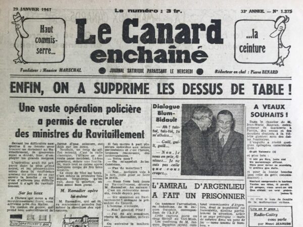 Couac ! | N° 1375 du Canard Enchaîné - 29 Janvier 1947 | NOUS SERONS BIEN DÉFENDUS Le premier bataillon des ministres de la guerre s'installe rue St-Dominique - Dans cet article publié le 29 janvier 1947 dans Le Canard Enchaîné, R. Tréno déploie une satire mordante pour commenter la situation politique rocambolesque et absurde où la France se trouve dotée de quatre ministres de la Guerre. Le ton ironique et les descriptions burlesques soulignent l'inefficacité et le désordre qui résultent de cette surabondance de responsables. Tréno commence par souligner l'absurdité de la situation : alors qu'il n'y a pas de ministre du Ravitaillement, la France se retrouve avec quatre ministres de la Guerre. Cette surabondance est présentée comme une source de confusion et de ridicule plutôt que comme un renforcement de la défense nationale. L'auteur ironise sur l'idée que cette multiplication des ministres terrorise les ennemis potentiels de la France, suggérant plutôt qu'elle les ferait rire. La description des ministres se répartissant les tâches et les locaux est particulièrement satirique. Tréno imagine des situations absurdes, telles que le ministre précédent, M. Le Troquer, se mettant en quatre pour transmettre ses pouvoirs à ses successeurs. Les anecdotes sur les clés du champ de tir et l'installation des ministres dans différents bâtiments montrent l'inefficacité et le manque de coordination dans la gestion de ce ministère crucial. L'humour de Tréno atteint son apogée avec les incidents cocasses impliquant les sentinelles et les huissiers. Les confusions entre les ministres et leurs visiteurs illustrent le chaos qui règne dans cette administration. L'anecdote sur le frère jumeau de M. Paul Coste-Floret, provoquant des hallucinations chez la sentinelle, et les malentendus entre les visiteurs et les ministres montrent combien cette situation est impraticable et ridicule. L'article se termine par une critique acerbe de l'inefficacité administrative, illustrée par l'embarras de l'adjudant Flick face à des ordres contradictoires sur le port de la soutache de rengagé. La solution absurde de Flick, consistant à doter chaque rengagé de deux soutaches, reflète le désordre et l'ineptie du système. Enfin, Tréno clôt son article par une note sarcastique sur les promotions et rétrogradations contradictoires du colonel Duchnock, montrant l'absurdité totale de cette situation gouvernementale. L'annonce de l'éventuelle nomination de dix sous-secrétaires d'État supplémentaires renforce le sentiment de chaos et d'incohérence. En somme, l'article de R. Tréno est une satire cinglante de la bureaucratie et de la gestion politique française de l'après-guerre. Par ses descriptions ironiques et ses anecdotes burlesques, l'auteur met en lumière l'inefficacité et le ridicule de cette suradministration, tout en offrant une critique mordante de la situation politique de l'époque. | 1375 e1719828429259