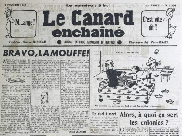 Couac ! | N° 1376 du Canard Enchaîné - 5 Février 1947 | OUI MAIS... M. EDOUARD DEPREUX EST ACCLAME RUE DU MARCHÉ-NOIR - Dans cet article publié le 5 février 1947 dans Le Canard Enchaîné, Yves Grosrichard présente une satire mordante de la situation économique et des efforts apparents du gouvernement français pour lutter contre le marché noir. À travers la figure de M. Édouard Depreux, ministre de l'Intérieur, l'auteur met en lumière les absurdités et les contradictions de la politique de rationnement de l'après-guerre en France. Grosrichard commence par évoquer la persistance de M. Depreux dans ses visites de quartiers parisiens marqués par le marché noir, malgré une précédente expérience peu encourageante. L'auteur décrit une réception théâtrale et ironique, où les acclamations des passants sont chargées de sarcasme : "Bravo les ministres ! Continuez ! On vous fait confiance ! Vive le non-approvisionnement !". Ces slogans moqueurs révèlent la frustration et la désillusion des citoyens face aux politiques inefficaces du gouvernement. L'article prend un ton encore plus satirique lorsque M. Depreux engage des conversations avec les habitants. Un "brave Français" exprime sa satisfaction globale mais mentionne des "fuites" de harengs à prix normal dans Paris, qu'il qualifie de "fraude". Cette situation souligne l'absurdité de la lutte contre le marché noir, où l'arrivée de denrées à prix raisonnables est perçue comme un problème plutôt que comme une solution. Le personnage demande au ministre d'éliminer les "lascars haut placés" qui tentent de fournir des denrées aux Parisiens, une demande qui reflète ironiquement la corruption et l'inefficacité des autorités. L'article se poursuit avec l'apparition d'un "philanthrope", le secrétaire général de la "Ligue pour la propagation des états", qui propose des escalopes à prix exorbitants. Ce passage critique le cynisme des commerçants du marché noir et la résignation apparente des autorités, symbolisée par la réponse humoristique de M. Depreux. Grosrichard conclut en soulignant l'ironie de la situation : bien que le ministre soit acclamé pour son inaction et sa maigreur, les commerçants continuent leurs pratiques lucratives sans réelle opposition. Le commentaire final de l'aimable commerçant, "vous voyez que si nous n'appliquons pas l'abattement des prix, nous continuons à pratiquer l'abattage", résume la futilité des efforts gouvernementaux face à un système profondément enraciné de marché noir. En somme, l'article de Yves Grosrichard est une critique acerbe de la situation économique et des politiques gouvernementales en France en 1947. À travers une satire bien construite et des dialogues ironiques, l'auteur met en lumière l'inefficacité et l'absurdité des mesures prises pour lutter contre le marché noir, tout en soulignant la frustration et la désillusion des citoyens. | 1376 e1719828543256