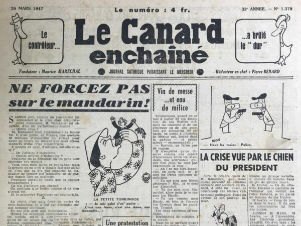 Couac ! | N° 1379 du Canard Enchaîné - 26 Mars 1947 | L'article "NE FORCEZ PAS sur le mandarin !" par R. Tréno publié dans Le Canard Enchaîné le 26 mars 1947 utilise une satire pointue pour critiquer la gestion politique française de l'époque, notamment en ce qui concerne la situation en Indochine et les réactions des responsables politiques. Tréno commence par se moquer de la réponse de M. Ramadier à une question sur la crise en Indochine, soulignant son étonnement et son déni de l'existence de cette crise. Cette réaction sert à illustrer une ignorance ou une indifférence feinte des dirigeants politiques face à des problèmes sérieux. L'article tourne autour du concept de "chinoiseries", une métaphore pour décrire les actions politiques complexes et souvent incompréhensibles pour le public. Tréno critique l'ambiguïté des décisions politiques françaises concernant l'Indochine, en les comparant à des jeux de mots et des manœuvres diplomatiques sans réel impact concret. Tréno se moque également des actions politiques qui semblent plus symboliques que pragmatiques. Par exemple, il mentionne le Rassemblement des gauches qui vote pour la rupture avec le gouvernement mais décide que leurs ministres resteront en poste, une contradiction absurde soulignée comme une autre manifestation des "chinoiseries" politiques. L'article aborde également les relations franco-vietnamiennes tendues à l'époque. Tréno critique l'arrestation d'un délégué vietnamien sous des accusations d'assassinat, malgré le fait que ce même individu avait été reçu officiellement en France auparavant. Cette critique pointe du doigt l'incohérence et l'opportunisme de la politique étrangère française. Tréno utilise des références culturelles chinoises, comme le mah-jong et les mandarins, pour renforcer son argumentation satirique. Ces références contribuent à l'atmosphère comique tout en critiquant la complexité et parfois l'absurdité des décisions politiques françaises. En résumé, "NE FORCEZ PAS sur le mandarin !" est un article satirique qui utilise l'humour pour critiquer la politique française, en particulier la gestion de la crise en Indochine et les réactions des dirigeants politiques face à cette crise. Tréno dépeint un tableau d'incohérence politique et d'indifférence délibérée, utilisant des métaphores et des références culturelles pour accentuer ses critiques. | 1379 e1719828908369