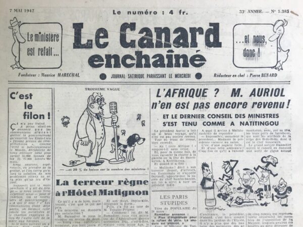 Couac ! | N° 1385 du Canard Enchaîné - 7 Mai 1947 | L'article "L'AFRIQUE ? M. AURIOL n'en est pas encore revenu ! ET LE DERNIER CONSEIL DES MINISTRES S'EST TENU COMME À NATITINGOU" par R. Tréno, publié dans Le Canard Enchaîné le 7 mai 1947, est une satire piquante de l'obsession apparente du président Vincent Auriol pour l'Afrique après son retour de voyage. Tréno se moque des impressions laissées par ce voyage exotique et de la manière dont elles semblent avoir imprégné l'atmosphère politique à l'Élysée. Le président Auriol, décrit comme étant encore mentalement absorbé par son voyage en Afrique malgré son retour physique en France, évoque sans cesse ses aventures africaines. Tréno caricature cette fixation en illustrant des scènes exotiques et absurdes qui auraient contaminé la routine présidentielle et les procédures gouvernementales. Par exemple, l'échange entre Auriol et son huissier "Toulousain et s'appelle Durand" sur la sagaie du chef bambo-bambo donne le ton comique et absurde de l'article. Le texte devient encore plus farfelu en décrivant les jardins de l'Élysée transformés en jungle africaine avec des baobabs et des palmistes, et les huissiers accueillant les visiteurs dans une tenue excentrique, imitant des chefs de tribus africaines. Ces images extravagantes visent à souligner le décalage entre les préoccupations réelles de la France d'après-guerre et les distractions perçues de son président. La satire culmine avec la description du conseil des ministres, présenté comme une parodie grotesque d'un rituel tribal africain. Les ministres sont dépeints dans des positions ridicules, avec André Philip marchant sur les mains, et le président Auriol trônant sur une "sultane" avec les attributs d'un chef tribal. La caricature du "grand sorcier Ramadier" dansant autour de totems représentant l'opposition ajoute une couche supplémentaire d'absurdité et de critique politique. En fin de compte, l'article tourne en dérision les tentatives des dirigeants français de paraître sérieux et compétents dans un contexte de ravitaillement et de difficultés économiques post-guerre. La citation finale, "Ils n'ont pas de bœufs, qu'ils mangent de la gazelle !", parodie célèbre "Qu'ils mangent de la brioche !" attribuée à Marie-Antoinette, et souligne l'ironie et le désespoir de la situation. Tréno utilise l'humour noir et l'absurde pour dénoncer l'écart entre les préoccupations des dirigeants et les réalités du peuple français. | 1385 e1719839251768