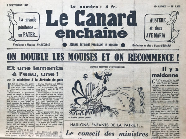 Couac ! | N° 1402 du Canard Enchaîné - 3 Septembre 1947 |  "PAS PRESSES DE RENTRER" - Les Parisiens ont bien entendu l'appel de Ramadier, et pris connaissance avec beaucoup d'intérêt du vaste programme de réjouissances qui les attendait : moins de pain, guère de bifteck, plus de beurre, pas du tout d'essence, et les feuilles d'impôt dans les boîtes aux lettres. Pris d'un véritable mal du pays à rebours, ils se sont rués aussitôt vers les gares pour y faire annuler leur billet de retour. C'est un fait indiscutable, en foule, par familles entières, les estivants ne rentrent pas ! A Saint-Lazare le hall d'arrivée, vers 10 heures du matin, ressemble de façon étonnante au désert de Lybie. Par contre, des milliers de télégrammes affluent vers la capitale : "Envoyez passe-montagne et souliers de ski, prolongeons le séjour jusqu'à Pâques... ON FERME ! ON FERME !"  "ON FERME... ON FERME !" - La première heure du premier jour de septembre a marqué la fermeture hermétique de la saison à Deauville. Maintenant, la station normande est livrée aux voiries qui remettent de l'ordre. De lourdes bennes basculantes ramassent chaque tonne de vestiges de la haute élégance cosmopolite. Les services de récupération donnent des statistiques : 10 228 kilos de notes d'hôtel, qui seront traités pour récupérer tout le sel qu'elles contiennent, 92 741 billets doux, dont 47 sincères, 7 514 demandes en mariage sans conséquence, 18 302 shorts inoccupés, 623 162 systèmes pour faire fortune à la roulette. "On ferme... On ferme !"   | 1402