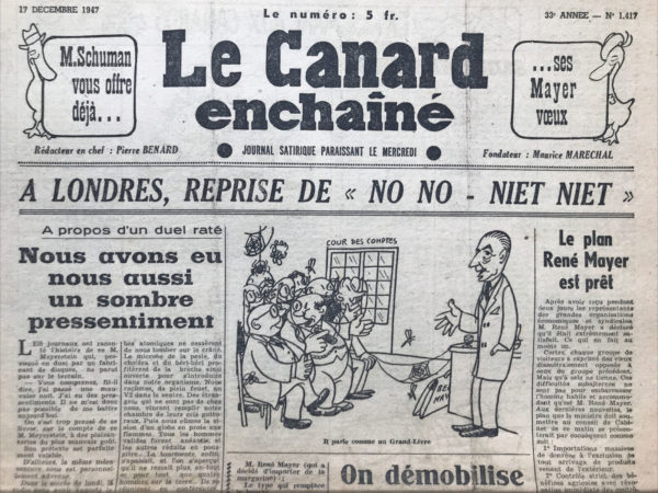 Couac ! | N° 1417 du Canard Enchaîné - 17 Décembre 1947 | Jean-Paul Lacroix, dans son article intitulé "A l'instar des Américains Les mineurs du Nord renvoient des poulets à M. Jules Moch" publié dans *Le Canard Enchaîné* le 17 décembre 1947, use de la satire pour critiquer la situation politique et sociale en France à l'époque. En se moquant des initiatives américaines et françaises, l'auteur dépeint une image à la fois humoristique et acérée des tensions sociales et des réactions gouvernementales. Lacroix commence par faire référence à une initiative américaine où le président Truman avait organisé une "Journée sans poulet" pour aider l'Europe en interdisant la consommation de volaille ce jour-là. En réaction, les travailleurs du secteur avicole, indignés, avaient envoyé leurs excédents de poulets à Truman, ce qui avait obligé le président à abroger la loi pour stopper l'afflux de volailles. Lacroix utilise cette anecdote pour introduire une comparaison avec les mineurs français. Les mineurs du nord de la France, pour protester contre les nombreuses "Journées avec poulets" imposées par le gouvernement, ont renvoyé à Jules Moch, ministre de l'Intérieur, des colis remplis de poulets. Lacroix souligne que ces poulets représentent des "variétés de gallinacés particulièrement agressives," ornés de "fortes moustaches" et dotés d'une "garde particulièrement mobile," une métaphore évidente pour désigner les gendarmes ou les forces de l'ordre, symbolisant la répression. L'afflux de ces "poulets" au ministère de l'Intérieur crée une situation absurde et comique. Les colis, soigneusement emballés, sont adressés avec une touche d'humour noir, certains étant même destinés à "M. Jules coq." Lacroix joue sur les mots et les images, évoquant la "couveuse de la rue des Saucées," une allusion à la gestion par l'État des situations de crise, tout en rappelant le confort domestique de tremper des mouillettes dans des œufs à la coque. Le ton de l'article est ironique et critique, utilisant l'humour pour souligner l'absurdité des mesures gouvernementales et la frustration des travailleurs. Lacroix met en lumière l'inadéquation des réponses politiques aux besoins réels des travailleurs et le décalage entre les initiatives symboliques et les problèmes concrets. En conclusion, l'article de Jean-Paul Lacroix est une satire efficace qui utilise une anecdote humoristique pour critiquer la situation sociale et politique en France en 1947. À travers des métaphores et des jeux de mots, il dénonce l'incompréhension et l'inefficacité des mesures gouvernementales face aux revendications légitimes des travailleurs. | 1417