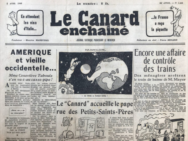 Couac ! | N° 1433 du Canard Enchaîné - 7 Avril 1948 | Dans cette critique théâtrale publiée dans *Le Canard Enchaîné* du 7 avril 1948, R. Tréno offre un compte-rendu satirique de la pièce "Les Mains Sales" de Jean-Paul Sartre, jouée au Théâtre Antoine. Tréno commence par souligner que la pièce est une œuvre de pure imagination, avant de plonger dans une parodie de son contenu. Acte I : François Périer joue un jeune intellectuel bourgeois devenu révolutionnaire, déterminé à "supprimer" un chef du parti qu'il considère comme un traître social. Sa femme, Marie-Olivier, trouve tout cela excitant. Acte II : Marie-Olivier exprime ses sentiments envers André Luguet, qui joue Hoederer, le chef en question. Elle semble tomber amoureuse de lui malgré ses obligations envers son mari. Acte III : Hoederer offre une chance à Hugo (François Périer) de l'assassiner en lui tournant le dos, mais Hugo hésite. Cette scène est empreinte d'humour noir et de tension. Acte IV : Marie-Olivier avoue son amour pour Hoederer, mais Hugo les interrompt et finit par tuer Hoederer dans un accès de jalousie. Épilogue (ou Moralité) : Olga, une autre révolutionnaire, informe Hugo qu'il sera désormais considéré comme un traître par le parti, car la politique de Hoederer est devenue la leur. Hugo est désemparé par cette inversion des rôles et des valeurs. Conclusion de Tréno : Tréno termine en se moquant de la complexité et de l'invraisemblance apparente de la pièce, tout en laissant entendre qu'elle pourrait laisser le public perplexe. Commentaires : La critique de Tréno est riche en ironie et en humour, soulignant l'absurdité et les contradictions inhérentes aux luttes politiques internes décrites par Sartre. Il utilise des jeux de mots et des anachronismes pour amplifier le caractère théâtral et parfois absurde de la pièce. Tréno fait également référence à des éléments de la culture populaire, comme des slogans publicitaires, pour renforcer son point de vue. En résumé, cette critique de R. Tréno offre une perspective à la fois divertissante et critique sur "Les Mains Sales" de Sartre, en mettant en lumière les complexités morales et politiques que la pièce tente d'explorer. | 1433