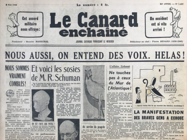 Couac ! | N° 1437 du Canard Enchaîné - 5 Mai 1948 | Henri Rochon, dans son article intitulé *La chasse au Zoisif bat son plein* publié le 5 mai 1948 dans *Le Canard Enchaîné*, utilise un humour caustique pour critiquer les efforts du gouvernement visant à lutter contre l'oisiveté et l'inactivité. Sous la direction de M. Mayer, une campagne est menée pour traquer les « oisifs » — terme désignant ici les personnes soupçonnées de ne pas contribuer activement à la société. L'article commence par une visite dans une luxueuse villa à Neuilly où le comte de Faucinge-Lucigny est trouvé en train de « travailler » sur son arbre généalogique. La scène montre l'absurdité de la situation et ridiculise les tentatives de débusquer les oisifs parmi la noblesse, qui parviennent toujours à se justifier d'une manière ou d'une autre. Ensuite, Rochon se moque de M. Popaul les Belles Châsses, un prétendu inspecteur d'académies, dont le « travail » consiste à examiner des femmes pour leurs « attitudes professionnelles ». Le ton sarcastique met en évidence la manière dont certains hommes prétendent travailler alors qu'ils profitent de leur position pour des activités douteuses. L'article poursuit avec Julot les Gros Bras, un actionnaire de la « Traction's Gang limited », qui montre ses blessures de bagarres en conseil d'administration comme preuve de son travail. L'évocation de son Colt et de sa prétendue profession de « fabricant de passoires » ajoute une touche d'humour noir, soulignant la violence et l'illégalité qui peuvent se cacher derrière une façade de légitimité professionnelle. Rochon termine avec une équipe de contrôleurs qui ne trouvent rien à reprocher aux membres du gouvernement, qui eux aussi semblent faire « rien qui vaille ». Cette remarque ironique critique indirectement l’inefficacité et l’hypocrisie des responsables gouvernementaux. Finalement, le coup de théâtre survient lorsqu'un contrôleur croit avoir débusqué un véritable oisif à la gare Saint-Lazare, un homme portant des lanternes sur les quais...Le lampiste. Cet individu est immédiatement inscrit pour une « taxe spéciale », clôturant l'article sur une note satirique, où l'absurdité de la situation est poussée à son paroxysme. En conclusion, Rochon utilise la satire pour démontrer la futilité et le ridicule de la chasse aux oisifs orchestrée par le gouvernement. En caricaturant ces tentatives, il expose les contradictions et l'inefficacité des autorités, tout en offrant une critique acerbe de la société et de ses valeurs. | 1437