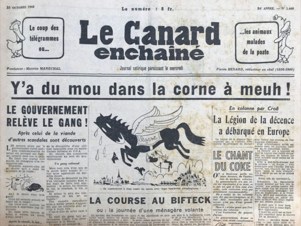 Couac ! | N° 1460 du Canard Enchaîné - 13 Octobre 1948 | LA COURSE AU BIFTECK ou : la journée d'une ménagère volante - L'article de Roger Salardenne dans "Le Canard Enchaîné" du 13 octobre 1948 offre une satire acerbe de la situation alimentaire en France à l'époque, en particulier la difficulté croissante de se procurer des provisions. Utilisant l'humour et l'ironie, Salardenne dépeint une journée typique d'une ménagère parisienne, Mme Bouiche, qui passe son temps à courir d'un bout à l'autre de la ville pour acheter de la nourriture. La première couche de satire se trouve dans l'idée même des "boucheries volantes" et autres commerces aériens, une exagération évidente de la réalité qui met en lumière l'absurdité de la situation. Le terme "volant" joue ici un double rôle, à la fois littéral et figuratif, pour souligner l'instabilité et l'imprévisibilité de l'approvisionnement en biens de consommation. Les descriptions minutieuses des horaires et des déplacements frénétiques de Mme Bouiche illustrent le désespoir et la frustration des ménagères face à cette logistique absurde. En suivant Mme Bouiche tout au long de sa journée, l'article critique également la bureaucratie et l'inefficacité des solutions proposées par le gouvernement. La juxtaposition des scènes de course effrénée avec les noms des lieux et les horaires précis accentue le caractère kafkaïen de la situation. Cette critique est amplifiée par l'absurdité des détails, comme les "marchands de forteresses volantes" et l'idée de "faire appel aux marchands de tapis volants". L'article touche aussi à la fatigue et à l'épuisement des ménagères, qui doivent déployer une énergie considérable simplement pour nourrir leur famille. Salardenne utilise l'humour noir pour souligner cette réalité, en décrivant Mme Bouiche comme "fourbue, harassée" à la fin de la journée, n'ayant pas eu le temps de déjeuner. Cette description vise à susciter l'empathie tout en critiquant le système qui impose un tel fardeau. Enfin, la mention d'Air France proposant des hélicoptères pour les courses des ménagères est une parodie claire des solutions technocratiques souvent proposées pour des problèmes profondément enracinés. Cela souligne le décalage entre les solutions élaborées par ceux au pouvoir et les réalités quotidiennes des citoyens ordinaires. En somme, cet article de Roger Salardenne est une critique brillante et humoristique de la situation alimentaire post-guerre en France, utilisant la satire pour mettre en lumière les défis absurdes auxquels les ménagères étaient confrontées. Par le biais de l'exagération et de l'ironie, Salardenne appelle à une prise de conscience et, implicitement, à des solutions plus pratiques et humaines. | 1460