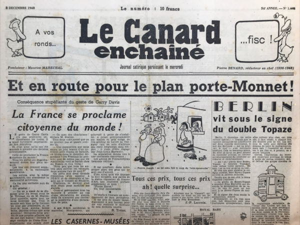 Couac ! | N° 1468 du Canard Enchaîné - 8 Décembre 1948 | L'article intitulé "Jérôme Paturot à la recherche des étudiants" publié dans Le Canard Enchaîné le 8 décembre 1948, raconte avec humour et satire les péripéties d’un personnage nommé Jérôme Paturot, accompagné de sa compagne Malvina, alors qu'ils explorent le quartier latin de Paris à la recherche d’étudiants pour combler les logements vacants. L'auteur utilise cette histoire pour critiquer la réalité des conditions de vie des étudiants à Paris à cette époque. Paturot, d'un ton léger et ironique, décrit son expérience en traversant le quartier en compagnie de Malvina, en soulignant la difficulté à trouver des étudiants, ces derniers étant souvent invisibles dans ce quartier pourtant réputé pour les loger. Les propriétaires d'appartements tentent désespérément de les attirer dans leurs logements souvent exigus, mal entretenus et à des prix exorbitants. L'article se moque des tarifs scandaleusement élevés des loyers pour des espaces réduits et des conditions de vie précaires que doivent endurer les étudiants. Il mentionne également l’absurdité des annonces et les moyens ridicules utilisés pour rendre ces logements attrayants, tels que la présence d'un lavabo dans une chambre exiguë ou l’accès à une cuisine partagée. L’ironie se poursuit avec la rencontre de personnages excentriques qui incarnent la réalité difficile des étudiants de l’époque, notamment à travers les propos de Malvina qui tente de rationaliser cette situation absurde. Paturot et Malvina se retrouvent finalement dans un environnement où la vie d'étudiant est dure, entre les cours, les emplois précaires et les logements inadaptés. En résumé, l'article dresse un tableau critique et humoristique des conditions de vie des étudiants à Paris en 1948, en dénonçant l'exploitation dont ils sont victimes dans un marché immobilier inhospitalier et en soulignant l’écart entre l’idéal de la vie étudiante et sa réalité souvent misérable. | 1468