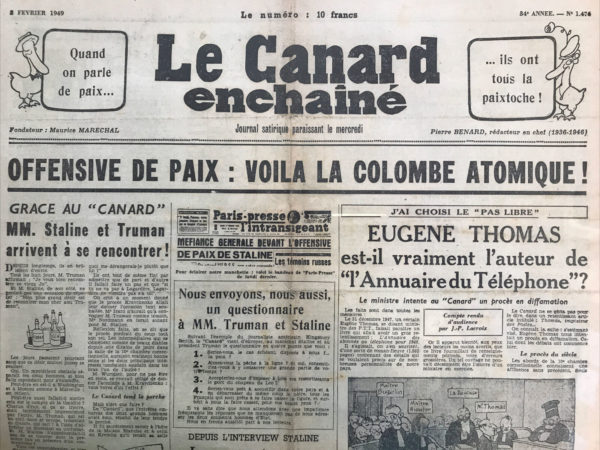 Couac ! | N° 1476 du Canard Enchaîné - 2 Février 1949 | L'article intitulé "Grâce au 'Canard', MM. Staline et Truman arrivent à se rencontrer !" de R. Tréno, publié dans Le Canard Enchaîné le 2 février 1949, est une pièce humoristique qui imagine une rencontre improbable entre deux des leaders les plus emblématiques de la Guerre froide, Joseph Staline et Harry S. Truman. Tréno se moque ici des tensions internationales et de l'incapacité apparente des grandes puissances à engager un dialogue constructif. Le ton ironique est établi dès le début, avec des affirmations selon lesquelles Staline et Truman brûlaient d'envie de se rencontrer. L’auteur poursuit en décrivant les obstacles mystérieux qui empêchent cette rencontre, tels que des peurs mutuelles, des malentendus ou même de la simple timidité — des traits peu associés aux hommes d'État connus pour leur fermeté et leur détermination. La satire se poursuit avec des suggestions absurdes selon lesquelles ces deux hommes pourraient se rencontrer dans des lieux aussi incongrus qu'une salle de réunion d'un journal satirique. Tréno imagine que **Le Canard Enchaîné** joue un rôle de médiateur neutre, créant une rencontre qui pourrait surmonter les barrières de communication. Ce jeu d'imagination permet de ridiculiser l'inefficacité des véritables efforts diplomatiques de l'époque. L’auteur ajoute une dimension comique en suggérant que les dirigeants signeraient un "livre d’or" et participeraient à des activités banales comme boire du thé ensemble, des situations qui contrastent fortement avec la gravité des conflits mondiaux qu'ils représentent. En présentant Staline et Truman comme deux "pères Tranquille" embarrassés et timides, Tréno réduit délibérément ces figures de pouvoir à des caricatures comiques. En conclusion, l'article utilise l'humour et l'absurde pour critiquer la rigidité des relations internationales pendant la Guerre froide. Tréno suggère que, malgré les apparences de force et de fermeté, les leaders mondiaux ne sont peut-être pas aussi éloignés de la simple humanité que le public pourrait le croire. Ce commentaire humoristique met en lumière l'absurdité des conflits idéologiques de l'époque et propose une vision alternative où le dialogue et la rencontre, même fictifs, peuvent avoir lieu. | 1476