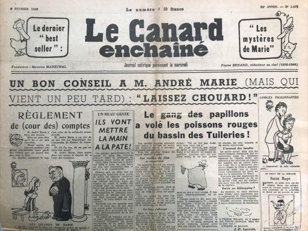 Couac ! | N° 1477 du Canard Enchaîné - 9 Février 1949 | L'article "Un casse-paix (particulièrement collant) poursuit M. Truman" de R. Tréno, publié dans Le Canard Enchaîné le 9 février 1949, est une satire qui illustre avec humour les relations tendues entre les deux grands leaders de la Guerre froide : Joseph Staline et Harry S. Truman. Tréno dépeint Staline comme un "casse-paix" insistant et importun, poursuivant Truman avec des propositions incessantes pour des négociations ou des rencontres, ce qui rend l'article aussi comique qu'ironique. L'auteur se moque de la persistance de Staline, le comparant à une sorte de «citoyen particulièrement collant», qui ne cesse de poursuivre Truman avec des demandes pour un pacte de non-agression. Cette insistance devient presque burlesque dans le texte, où l'auteur suggère que Truman est si exaspéré qu'il impose des conditions de plus en plus absurdes pour une rencontre, comme exiger que Staline porte un chapeau de cowboy et des bottes rouges. Tréno utilise également des caricatures visuelles et verbales pour ajouter à la comédie de la situation. Les illustrations qui accompagnent l'article montrent Staline déguisé de manière absurde ou Truman réagissant avec frustration. Cet usage des dessins accentue l'humour du texte, donnant une image vivante de cette «poursuite» improbable entre les deux chefs d'État. L'article se termine sur une note ironique en soulignant que Truman, après toutes ces péripéties, pourrait bien demander des conseils à Noël-Noël, un célèbre humoriste de l'époque, pour se débarrasser enfin de ce «casse-pieds». Tréno, à travers ce texte, se moque non seulement des personnalités politiques mais aussi de la diplomatie rigide et des tensions inutiles qui caractérisaient la Guerre froide. En conclusion, l'article de R. Tréno utilise l'humour et la caricature pour critiquer la dynamique politique entre les États-Unis et l'Union soviétique à l'époque, montrant comment des conflits idéologiques peuvent devenir risibles lorsque réduits à une poursuite obstinée entre deux dirigeants. | 1477