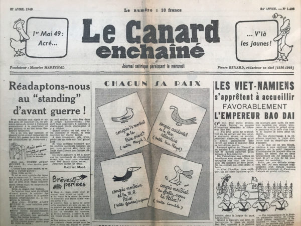 Couac ! | N° 1488 du Canard Enchaîné - 27 Avril 1949 | "Les Viet-Namiens s'apprêtent à accueillir favorablement l'empereur Bao Daï" - L'article de Henri Rochon adopte un ton satirique pour commenter le retour de l'empereur Bao Daï au Vietnam, dépeint de manière exagérément favorable par le gouvernement français. Rochon ironise sur l'enthousiasme supposé des Vietnamiens, décrivant une scène où le peuple indochinois est prétendument prêt à accueillir l'empereur avec une ferveur immense. L'auteur utilise des descriptions humoristiques pour souligner l'absurdité de la mise en scène orchestrée par les autorités françaises. Par exemple, il mentionne que des "milliers de fanatiques" sont rassemblés sur l'aérodrome pour une répétition générale, bien qu'ils aient l'apparence d'Européens plus que de Vietnamiens, et que tout semble être préparé pour impressionner plutôt que refléter un véritable sentiment populaire. Rochon se moque également de l'incapacité des organisateurs à comprendre la culture locale et de la maladresse des préparatifs. Il décrit comment l'empereur Bao Daï est entouré d'officiers français en grand uniforme, et comment des erreurs de traduction ou de mise en scène surviennent lors de la répétition. L'article se conclut sur une note satirique en mentionnant un incident où une inscription jugée inappropriée est rapidement corrigée pour éviter un incident diplomatique, renforçant l'idée que l'accueil de Bao Daï est davantage une farce bien orchestrée qu'un véritable événement historique. En somme, l'article de Henri Rochon critique l'hypocrisie et l'artificialité des efforts coloniaux français pour légitimer leur influence au Vietnam en utilisant des scènes dramatisées et des manipulations médiatiques pour peindre une image flatteuse mais déconnectée de la réalité. | 1488