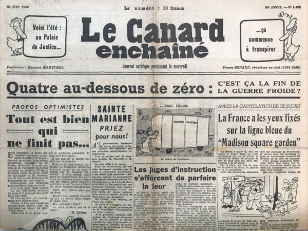 Couac ! | N° 1496 du Canard Enchaîné - 22 Juin 1949 | Les juges d'instruction s'efforcent de parfaire la leur M. Robert Lecourt, garde des Sceaux, a pris une initiative dont nous ne pouvons — une fois n'est pas coutume — que le féliciter. Il a décidé, en effet, de procéder à l'instruction... des juges d'instruction. Depuis plusieurs jours, une trentaine d'entre eux suivent, à Paris, des cours destinés à parfaire leur expérience. On leur a montré, notamment, comment on fait dérailler un train, comment on empoisonne son prochain, comment on simule la folie, comment on tente de commettre le crime parfait. Tout juste si on ne leur a pas fait découper une rentière en menus morceaux ou si on ne les a pas contraints à participer à l'attaque d'une banque et à un règlement de compte entre gens du milieu. Bravo, monsieur Lecourt ! Ainsi vous aventurez-vous à combattre la routine et la théorie. Grâce à vous, nous aurons désormais des magistrats qui la connaîtront dans les coins et pourront, au besoin, en remontrer aux gangsters les mieux doués. Mais il ne faut pas s'en tenir là sur le chemin de l'éducation professionnelle. Nous sommes convaincus que les juges d'instruction recevront aussi d'autres leçons qui leur permettront de parfaire également — quand la chose sera nécessaire — leur inexpérience... On leur apprendra, par exemple, à étouffer en moins de deux les affaires susceptibles de compromettre la stabilité gouvernementale. On leur expliquera la meilleure manière de faire disparaître à jamais les dossiers scabreux. On leur enseignera le maniement de l'éteignoir à bon escient et les mille et une façons de ne pas arrêter les malfaiteurs, les prévaricateurs, les policiers marrons, les mandataires aux Halles et les amis des puissants du jour. Lorsque Thémis sera capable de discerner le vulgaire malfrat du malfrat supérieur, nous aurons enfin une justice à qui on ne risquera plus de reprocher son impartialité suspecte. Mais dont on pourra, en revanche, apprécier la bonne volonté. Roger Salardenne. Cet article utilise un ton ironique et satirique pour critiquer l'initiative de former davantage les juges d'instruction, en suggérant que ces cours leur enseigneraient des méthodes douteuses et moralement ambiguës, voire illégales. Roger Salardenne se moque de l'idée d'améliorer le système judiciaire de cette manière, tout en critiquant l'influence politique sur la justice. | 1496