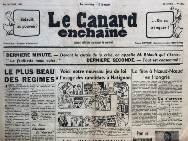 Couac ! | N° 1514 du Canard Enchaîné - 26 Octobre 1949 | LE PLUS BEAU DES REGIMES - Cet éditorial humoristique du Canard enchaîné du 26 octobre 1949 joue sur le contraste entre la réalité politique française de l'époque et une vision idéaliste ou ironique du "meilleur des régimes". L'article évoque la sympathie qu'Anatole France, écrivain célèbre, avait pour les gouvernements faibles, suggérant qu'ils causent moins de troubles aux citoyens. Ce commentaire s'inscrit dans une critique plus large de l'instabilité gouvernementale française, marquée par des crises ministérielles à répétition. Le texte ironise sur la situation actuelle de la France, sans gouvernement depuis trois semaines à cause de la chute du cabinet précédent. Il propose, avec sarcasme, que l'absence de gouvernement est préférable, soulignant l'absence d'actions impopulaires telles que des augmentations de taxes ou des dévaluations monétaires, ce qui serait "trop beau pour que ça dure". En jouant sur le paradoxe, le journaliste montre que parfois, ne pas avoir de gouvernement pourrait sembler mieux que d'en avoir un qui prendrait des décisions impopulaires. L'éditorial mentionne également des personnalités comme M. Vincent (Auriol) et René Mayer, suggérant des conflits internes ou des jeux politiques qui retiennent l'attention. La critique se termine par une prévision cynique : bientôt, un nouveau gouvernement sera formé, et la première annonce sera que la situation financière est désastreuse, poussant les citoyens à craindre de nouvelles taxes. | 1514 1