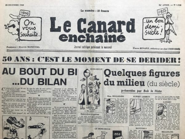 Couac ! | N° 1523 du Canard Enchaîné - 28 Décembre 1949 | Pour célébrer le demi-siècle, l'équipe du Canard ne peut s'empêcher, dans cette édition, de récapituler ces lieux d'inspiration majeurs. LES CAFÉS DU CANARD Depuis trente ans, quatre cafés surtout auront connu, tour à tour, les faveurs du "Canard". 1) "Le Cadran" (qui a donné son titre au *Café du Cadran* de Pierre Bénard), au coin de la rue Daunou et de la rue Louis-le-Grand. Les rédacteurs du "Canard" fréquentaient déjà Le *Cadran* au temps où existait encore un vieux comptoir, fortement incliné à force de soutenir les clients qui s’y appuyaient. Rien de tel pour boire un coup de rouge à 11 degrés que d’être soi-même incliné à 45. Parfois, sortant du Cadran, il est arrivé à quelques-uns de nos spécialistes de pousser jusqu’au vermouth *Crucifix* ou au *New-York Bar*. C’est dans ce dernier établissement qu’un rédacteur du "Canard" a vu, un jour, un citoyen britannique à qui on avait servi un whisky dans un verre qui n’atteignait pas la taille réglementaire sortir dignement le verre en main, poser celui-ci au bord du trottoir et l’expédier d’un coup de bottine bien ajusté dans la vitrine d’en face, en déclarant à haute voix "Quand on est petit, on ne va pas dans les cafés." 2) "Les Caves Mura", rue Saint-Augustin, dont l’arrière-salle était ornée d’une glace. C’est là qu’un soir un rédacteur du "Canard" qui se trouvait dans une tenue particulièrement soignée, a violemment pris à partie son vis-à-vis. L’affaire durait, le ton montait et le personnage en question allait foncer sur son contradicteur lorsqu’il s’est aperçu "in extremis" qu’il s’agissait de lui-même. 3) "Le petit café de la rue des Saints-Pères" où Pierre Bénard avait établi son quartier général pendant l’occupation et où s’est reconstituée, en 1944, l’équipe du "Canard". De la rue des Saints-Pères à la rue des Petits-Pères ça faisait la paire. 4) "Le Vieux-Saumur" qui est pourtant le plus jeune des cafés du "Canard". Henri Monier y consulte chaque jour, de cinq à sept, et sur rendez-vous (la table du fond à gauche en entrant). Bien entendu, le "Canard" honore de sa visite cent autres établissements. On l’a vu chez "Lipp" boulevard Saint-Germain, à la "Brasserie Universelle", avenue de l’Opéra, chez "Gallopin", place de la Bourse. C’est de là qu’un après-midi trois rédacteurs du "Canard", en ayant soupé de l’Europe, prirent le métro pour Buenos-Aires. Ils furent recueillis à la station Quatre-Septembre avec les ménagements d’usage... | 1523 1