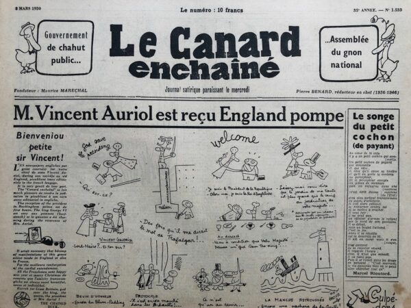 Couac ! | N° 1533 du Canard Enchaîné - 8 Mars 1950 | L’OFFENSIVE COCA-COLA On attend de gosier ferme le maire d’Atlanta… un peu inquiets tout de même… Le maire d’Atlanta, qui a des épaules comme ça et des muscles comme ça et aussi des poings comme ça, vient d’arriver en Europe pour défendre le coca-cola. Il sera à Paris dans quelques jours. À vrai dire, ça nous inquiète un peu. Parce que, au *Canard*, où l’on ne boit jamais de coca-cola à part le grand-père Zig qui est un colosse personne n’a des épaules, des muscles, des poings comme ça. Deux d’entre nous n’ont même pas d’épaules du tout. Alors, hein ! Si le maire d’Atlanta veut nous attaquer, on aura bien du mal à le sortir de la salle de rédaction. Voyez-vous qu’il nous oblige à ingurgiter, de force, du coca-cola ! Ce serait épouvantable, et puis on serait déshonoré à jamais. Nous vivons dans les transes. Barricadés à double-tour nous n’ouvrons la porte qu’à ceux qui nous donnent le mot de passe. Le voici, pour le cas où vous auriez besoin de nous rendre visite : Julienas et beaujolais, buvons-en un, buvons-en deux, youp-youp ! Et pour plus de sûreté, sonnez douze fois de suite. Seulement, hein ! on compte sur vous. N’allez pas crier ce mot de passe sur les zincs, surtout sur ceux où l’on sert du coca-cola. Remarquez que, malgré toutes ces précautions, on n’est pas tranquille. À peine si nous osons, de temps à autre, traverser en courant la rue des Petits-Pères pour aller nous en jeter un ou deux, furtivement, derrière la cravate… On a bien pensé mettre un écriteau sur la porte : “Partis sans laisser d’adresse”, mais ça ne prendrait sûrement pas. D’autant moins que ce satané maire d’Atlanta ne comprend pas le français. Vous ne connaîtriez pas un type costaud, genre armoire normande, bien musclé, qui consentirait à nous servir de garde du gosier ? Nous l’engagerions volontiers pendant la durée du séjour à Paris du maire de Coca-cola-City. Et nous ne lésinerions pas sur les appointements. Il paraît que le projet de bannissement du breuvage en question a profondément mortifié les Amerlocs. Pourvu qu’ils ne nous déclarent pas la guerre à cause de ça ! Vous vous rendez compte de ce que serait une occupation américaine en France. On se retrouverait nous, nos autres, dans un camp de consommation. À purger des peines allant, selon les cas, de quinze litres à trois cents litres de coca-cola. Et, les récidivistes seraient condamnés au coca-cola à perpétuité. Brr... DERNIÈRE MINUTE On nous signale, par téléphone, la présence du maire d’Atlanta au "Vieux-Saumur". Le danger se précise. Nous entassons les meubles derrière la porte. DERNIÈRE SECONDE Nouveau coup de téléphone. Le maire d’Atlanta est toujours au Vieux-Saumur. Mais sous la table. Il avait rencontré Henri Monier qui a prétendu qu’un buveur de coca-cola était incapable d’avaler une goutte de vin. Piqué au vif, le bonhomme a sifflé coup sur coup six bouteilles de julienas. Et il gueule comme un putois : – À bas le coca-cola ! Ouf ! on est libéré. Inutile de nous envoyer un garde-du-gosier. Roger Salardenne. Cet article  de Roger Salardenne, publié dans Le Canard enchaîné, est une satire de l’introduction en France du Coca-Cola dans le cadre du plan Marshall et de l’offensive commerciale américaine. La boisson gazeuse devient rapidement un symbole de la pénétration culturelle américaine en Europe. Ce texte utilise l’humour absurde et exagéré pour parodier l’inquiétude suscitée par cette “invasion” du Coca-Cola, symbolisée ici par la venue fictive d’un maire d’Atlanta, supposé ambassadeur de la marque. | 1533 1