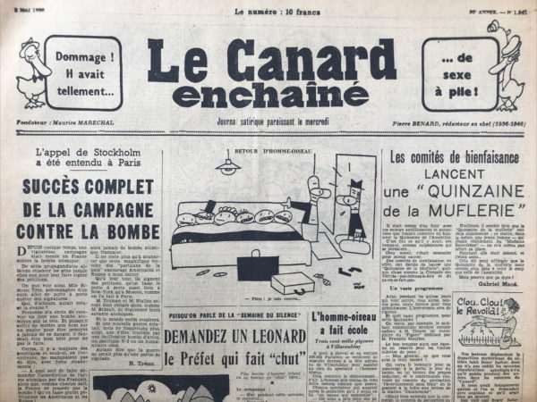 Couac ! | N° 1541 du Canard Enchaîné - 3 Mai 1950 | L'article intitulé "En cette bonne ville d'Augsbourre, le Gestapère tranquille nous parle du procès Hardy" est une satire de la part de Yves Grosrichard, publié dans Le Canard Enchaîné du 3 mai 1950. Il fait référence au procès de René Hardy, accusé de trahison envers la Résistance et d'avoir livré Jean Moulin à la Gestapo. Hardy avait été acquitté lors d’un premier procès en 1947, mais la réouverture de son dossier avait suscité de nombreuses polémiques. Le titre de l'article évoque la juxtaposition ironique entre un « Gestapère tranquille » (Klaus Barbie, sous le pseudonyme fictif de "M. Barbier"), et le procès de Hardy, en cours à ce moment-là. Barbie, qui avait échappé à la justice et vivait incognito en Allemagne à cette époque, est présenté de manière caricaturale comme un personnage nonchalant, moqueur de la justice et se vantant de ses actes passés. Le procès Hardy, deuxième du nom, est une affaire judiciaire majeure de la période d'après-guerre en France. René Hardy, membre de la Résistance, avait été accusé de collaboration avec la Gestapo et notamment d'avoir permis l'arrestation de Jean Moulin. Les révélations autour de Klaus Barbie, ancien chef de la Gestapo de Lyon et responsable de la torture et la déportation de résistants, viennent amplifier la tension autour de ce procès. Hardy niait sa complicité, mais son comportement suspect, ainsi que les circonstances de l'arrestation de Moulin, ont poussé la justice à rouvrir le dossier. L'humour mordant de Grosrichard se manifeste ici dans la façon dont il imagine une interview fictive de Klaus Barbie (sous le nom de « M. Barbier ») en tant que commerçant à Augsbourg. Il se moque de l'impunité apparente dont bénéficiaient des criminels de guerre nazis tout en critiquant l'ironie d'un procès intenté contre quelqu'un comme Hardy, qui n'avait pas joué un rôle aussi meurtrier que celui de Barbie. L'article est plein de jeux de mots et de clins d'œil. L'expression « plan vert-de-gris » fait allusion à la couleur des uniformes de la Wehrmacht et de la Gestapo. Barbie, présenté ici comme un commerçant paisible, parle avec nonchalance de ses actes passés, se comparant à un quincailler, révélant la banalisation des crimes nazis. Ce texte satirique utilise un ton volontairement absurde pour dénoncer l'injustice de l'époque, où certains collaborateurs étaient poursuivis alors que de grands criminels comme Barbie vivaient tranquillement en Allemagne, loin des tribunaux français. | 1541