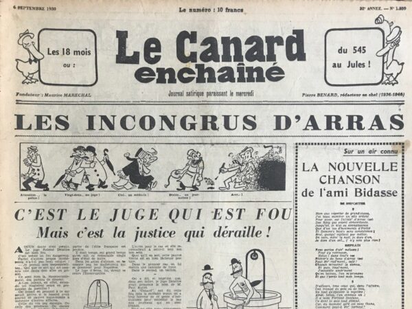 Couac ! | N° 1559 du Canard Enchaîné - 6 Septembre 1950 | L'article intitulé "C'est le juge qui est fou mais c'est la justice qui déraille", publié dans Le Canard enchaîné du 6 septembre 1950, fait référence à l’affaire du juge Roland Delattre, un événement lié à un scandale autour de l'affaire des 100 millions de piastres, qui secoua la ville d’Arras. Le juge Delattre, après avoir prononcé des propos incohérents et mentionné le nom de Paul Auriol, fils du président de la République Vincent Auriol, fut rapidement interné. Tréno, fidèle à son ton sarcastique, insinue que ce n’est pas tant la supposée folie du juge qui a précipité cette décision, mais la crainte qu'il révèle des informations compromettantes concernant des personnalités influentes. La mention du nom de Paul Auriol aurait causé une panique chez ceux qui souhaitaient éviter un scandale. Le fait que ce soit à Arras, une ville déjà associée à des affaires délicates, notamment le scandale des piastres en Indochine, ajoute un poids symbolique à l’article. Arras semble représenter, dans l’imaginaire du *Canard enchaîné*, un théâtre des dysfonctionnements judiciaires et politiques. Tréno critique également la rapidité avec laquelle la justice a cherché à faire taire Delattre, suggérant que des mesures ont été prises plus par peur des révélations que par nécessité médicale. L'isolement du juge apparaît comme une tentative de dissimulation des vérités gênantes. Le nom de Paul Auriol, bien qu'évoqué dans un délire supposé, est traité comme un "tabou" dans cet article, symbolisant l’influence des cercles de pouvoir qui cherchent à se protéger des scandales. Ainsi, l’article met en lumière la manière dont la justice a été manipulée pour préserver des intérêts personnels, tout en utilisant l’humour mordant pour dénoncer un système gangrené par l’opacité. | 1559 e1726206946881