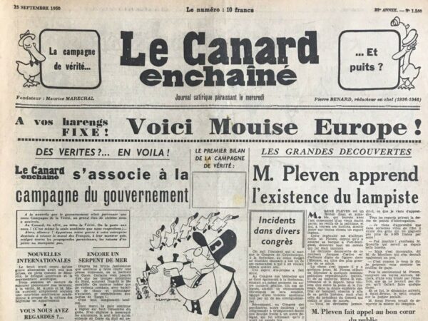 Couac ! | N° 1560 du Canard Enchaîné - 13 Septembre 1950 | On ne sait vraiment plus à qui se fier On vit, il faut bien le dire, une drôle d’époque. Des policiers se font assassins, comme on l’a vu à Arras. Dans cette même ville, on enferme à l’asile un juge d’instruction trop curieux. À Paris, ce sont des gardiens de la paix qui, la nuit venue, se muent en gangsters et dévalisent les passants du Bois de Boulogne. Et puis voici le bouquet : au plein congrès de la criminologie, à la Sorbonne, un jeune adepte de cette science tente d’en tuer un autre à coups de revolver. On se demande vraiment si nous ne sommes pas devenus des cinglés, si les vrais fous sont bien ceux qui sont enfermés et non pas ces gens à l’allure paisible que nous croisons dans la rue ; si les criminels authentiques sont dans les prisons et non pas parmi nous ; si les véritables escarpes ne sont pas ceux qui nous prodiguent tous les jours des conseils de morale et de vertu. On a d’ailleurs vu de soi-disant pacifistes, de ceux qui n’arrêtent pas de nous faire signer de vibrants appels, s’en aller une fois l’an dans telle capitale pour assister à des défilés de tanks. Ces mêmes hommes mêlent leurs voix au chœur des pacifistes sincères qui crient : “À bas les dix-huit mois !” mais ils trouvent très bien que dans le pays de leur rêve, le service militaire dure deux ans, voire cinq ans pour les spécialistes. À Strasbourg, durant la session de l’Assemblée européenne, des hommes généreux ont mis au point un projet de Convention des Droits de l’Homme qui, s’il était appliqué, ferait régner sur la terre, justice et liberté. Mais ces mêmes hommes rentrés à Paris et redevenus ministres, refusent d’écouter les plaintes des peuples opprimés d’outre-mer et font matraquer des Algériens qui veulent vendre leur journal. Oui, vraiment, on n’y comprend plus rien et l’on ne sait plus à qui l’on a affaire. Un bon conseil : Si vous apercevez un uniforme serrez votre portefeuille ; si vous entendez des paroles nobles et généreuses, fichez vite le camp, ça va barder pour votre matricule ! R. Tréno | 1560 1