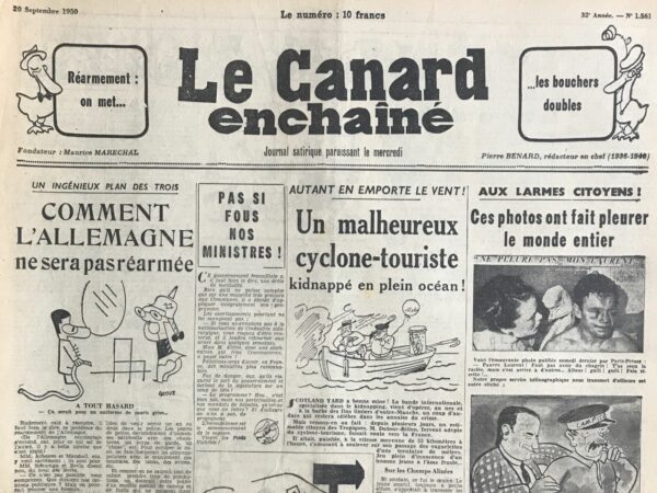 Couac ! | N° 1561 du Canard Enchaîné - 20 Septembre 1950 | "Conséquence imprévue des événements de Corée : Le style des communiqués militaires va subir de profondes modifications" - Cet article humoristique de Yves Grosrichard, publié dans Le Canard Enchaîné du 20 septembre 1950, ironise sur le style des communiqués militaires à propos des événements en Corée. L’auteur commente une déclaration du contre-amiral Raleigh A. Burke, qui affirme que "les Nord-Coréens sont dans le pétrin". Cette phrase, énergique et claire, marque un contraste avec les communiqués habituels des états-majors, souvent critiqués pour leur caractère trop formel et leur manque de substance. Grosrichard se moque des formules classiques telles que "L'ennemi a accentué sa pression..." ou "Les opérations se déroulent selon le plan prévu", qu’il qualifie de "médiocrités". Il salue l’initiative du vice-amiral Burke, espérant qu’elle servira d’exemple pour rendre les communiqués plus vivants. L'article imagine ainsi des communiqués rédigés dans un langage familier et humoristique, comme celui-ci : "L'ennemi continue à drôlement dérouiller. Il a encore paumé douze zincs, hier soir. Ce matin, des premières plombées, nos troupes lui ont administré une dégelée du tonnerre de Dieu." Grosrichard illustre ici la puissance de l'humour pour critiquer le jargon militaire. | 1561 e1726213940849