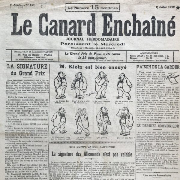 Couac ! | N° 157 du Canard Enchaîné - 2 Juillet 1919 | LA GRÈVE PLUMÉE, par Henri Béraud - Les fonctionnaires envisagent sérieusement de faire grève, et leur réunion récente a été marquée par des discours révolutionnaires acclamés par l'assistance. Ils menacent de perturber les ministères et les services centraux, prêts à saboter l'administration et à manifester leur mécontentement de diverses manières. Ces fonctionnaires ont réalisé que, malgré leur statut, ils sont soumis aux mêmes difficultés économiques que les travailleurs ordinaires. Ils dénoncent les inégalités de traitement et les hausses de prix généralisées, exprimant leur frustration lors de la réunion. De plus, ils ont pris conscience que le fait de travailler pour l'État ne garantit pas forcément des avantages substantiels. La proximité du pouvoir ne se traduit pas toujours par des bénéfices concrets. Les fonctionnaires des Finances, par exemple, se sont comparés à des mouisomanes, suggérant qu'il vaut parfois mieux occuper des postes moins prestigieux mais mieux rémunérés. Les fonctionnaires reprochent également aux contribuables de les associer injustement aux politiques fiscales impopulaires. Ils reconnaissent toutefois que les relations sont souvent empreintes de torts réciproques. En conclusion, les fonctionnaires ont averti que s'ils n'obtiennent pas satisfaction, ils pourraient cesser le travail, ce qui serait perçu comme une victoire syndicale ou comme une occasion de célébration pour le grand public, qui verrait alors un répit dans les visites du percepteur et les obligations fiscales. | 157