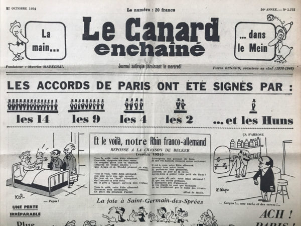 Couac ! | N° 1775 du Canard Enchaîné - 27 Octobre 1954 | Une perte irréparable, plus d'ennemi héréditaire ! par R. Tréno - L'article de R. Tréno aborde de manière ironique et satirique la fin de l'ennemi héréditaire traditionnel de la France, suite à la réconciliation avec l'Allemagne. Tréno explore les implications de cette disparition symbolique, remettant en question l'identité nationale et la relation historique entre la France et son voisin allemand. L'auteur utilise des exemples humoristiques pour illustrer l'absurdité de cette situation, se demandant si la littérature patriotique et les symboles nationaux français seront désormais obsolètes. Tréno souligne également les difficultés potentielles de reconnaissance des anciens ennemis devenus amis, ainsi que les ambiguïtés entourant la réconciliation avec l'Allemagne. Tréno exprime une certaine méfiance envers l'idée de chercher un nouvel ennemi héréditaire, soulignant les risques de se tourner vers la Russie dans cette optique. Il met en avant l'idée que les Français devraient être maîtres de leur propre destin et choisir leurs propres ennemis, plutôt que de se laisser imposer un nouvel adversaire. Enfin, l'article conclut en soulignant la possibilité de trouver un ennemi commun avec les Allemands dans le militarisme, suggérant ainsi une convergence d'intérêts entre les deux nations dans ce domaine. Dans l'ensemble, l'article offre une réflexion humoristique et critique sur les changements géopolitiques et identitaires de la France, tout en soulignant les complexités et les paradoxes de la diplomatie internationale. | 1775