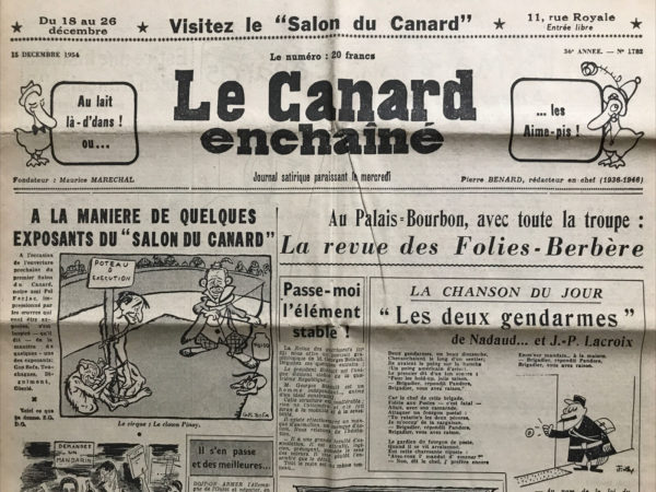 Couac ! | N° 1782 du Canard Enchaîné - 15 Décembre 1954 | On en tient deux ! par R. Tréno - Cet article de R. Tréno met en lumière une affaire de trahison et de défaillance grave impliquant des individus liés à la gestion de la situation en Indochine. Tréno commence par détourner l'attention des précédentes "fuites" vers une affaire beaucoup plus sérieuse concernant les échecs et les crimes commis en Indochine. Il expose les détails des aveux de Léon et Guy Bernet, révélant leur rôle dans une série d'événements tragiques. Léon Bernet est accusé d'avoir ordonné le bombardement du quartier vietnamien de Haiphong, entraînant un massacre de civils vietnamiens, et d'avoir mal géré la situation en tant que ministre des États associés d'Indochine. Son fils, Guy Bernet, est également accusé d'avoir contribué à l'aggravation du conflit en Indochine et à la débâcle militaire à Dien-Bien-Phu. Tréno souligne l'importance de rechercher d'autres complices et dénonce le rôle de l'opinion publique dans ces affaires, la qualifiant ironiquement de "complice" des crimes commis en Indochine. Il mentionne également l'impact de l'arrestation des Bernet sur d'autres personnalités politiques, soulageant ceux qui étaient soupçonnés à tort et faisant allusion à une célébration festive parmi l'élite politique. En résumé, l'article expose un scandale majeur impliquant des individus haut placés dans la gestion de la situation en Indochine, mettant en lumière la gravité des crimes commis et soulignant l'importance de rendre des comptes. | 1782