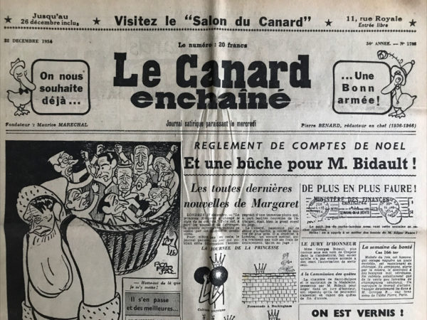 Couac ! | N° 1783 du Canard Enchaîné - 22 Décembre 1954 | Mécomptes de Noël, par A. Breffort - Dans cet article humoristique, Alexandre Breffort nous présente une version décalée du père Noël. Celui-ci, soudainement pris d'un doute quant à la pureté de sa mission, décide de distribuer des jouets de luxe aux enfants défavorisés, renversant ainsi les normes sociales établies. Cette idée révolutionnaire amène Noël à dresser sa propre barricade contre l'injustice. Partant des taudis aux hauts lieux du luxe, Noël distribue ses cadeaux de manière équitable, provoquant des réactions inattendues chez les enfants comme chez les parents. Mais cette initiative révolutionnaire ne plaît pas à tout le monde, et Noël se retrouve bientôt traduit devant un tribunal céleste. Les échanges entre Noël et les membres du tribunal sont empreints de sarcasme et d'ironie, mettant en lumière l'absurdité de la situation. Finalement, confronté aux arguments du tribunal, Noël en vient à conclure qu'il vaut mieux être sourd que d'entendre de telles absurdités. C'est ainsi que, de manière inattendue, Noël devient sourd, mettant fin à cette histoire hilarante et absurde qui souligne subtilement les défis de l'équité sociale et les paradoxes entourant les traditions de Noël. | 1783