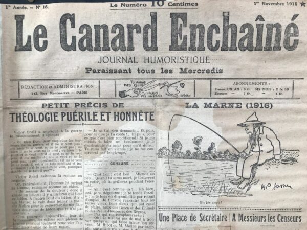 Couac ! | N° 18 du Canard Enchaîné - 1 Novembre 1916 | L'article "LES BOURREURS DE CRANE" critique Pierre Mille pour avoir prétendument plagié une histoire publiée par G. de La Fouchardière plus d'un an auparavant. Les deux textes racontent une anecdote sur un prisonnier allemand dans un camp de prisonniers. Mille relate une histoire prétendument drôle et touchante qu'il jure être vraie. Il décrit un prisonnier allemand, nommé Schiff, qui raconte avec nostalgie son amour pour sa ville natale, "Chàffel". Schiff décrit cette ville idéale avec ses vins exquis, ses promenades en bateau, ses repas somptueux, et ses habitants charmants. Cependant, il s'avère que "Chàffel" est en réalité Javel, un quartier de Paris. La Fouchardière, dans l'article plus ancien, raconte une histoire très similaire. Il décrit un gros prisonnier allemand qui, en échangeant son fusil contre une pioche, se montre satisfait et engage volontiers la conversation avec les gardiens français. Ce prisonnier parle souvent de sa ville bien-aimée "Chàffel", vantant ses mérites avec beaucoup de fierté. Finalement, les Français découvrent que "Chàffel" n'est autre que Javel. L'article conclut en critiquant Mille pour avoir repris l'histoire de La Fouchardière sans attribution, suggérant qu'il aurait dû réfléchir avant de publier ce qui semble être un plagiat évident. La critique est renforcée par une ironie mordante, typique de "Le Canard enchaîné", visant à mettre en évidence le manque de scrupules et de professionnalisme de Mille. ancienne trace d'humidité bien visible sur l'image et présente sur les 4 pages | 18 2