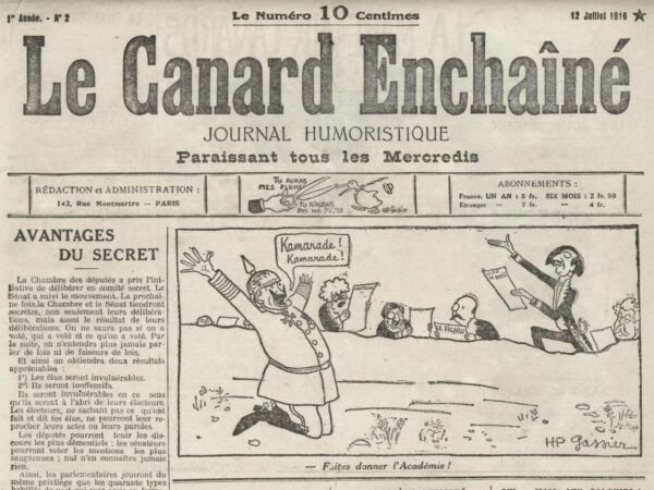 Couac ! | N° 2 du Canard Enchaîné - 12 Juillet 1916 | Couac ! présente en exclusivité le dessin original* publié à la Une ce second numéro et rehaussé à l'aquarelle, de H-P GASSIER - "Forts en gueule, mais à l'abri de la mitraille, les Académiciens, emmenés par Maurice Barrès, défient le Boche qui, terrorisé, se rend."Laurent Martin et Bernard Comment - Le Canard Enchainé 100 ans - p 12 - HP Gassier avait ajouté au titre "Faites donner l'Académie",..."L'heureuse Offensive" L'article "Avantages du Secret" publié dans Le Canard Enchaîné le 12 juillet 1916, rédigé par G. de La Fouchardière, est une critique acerbe et satirique des délibérations secrètes adoptées par la Chambre des députés et le Sénat pendant la Première Guerre mondiale. La Fouchardière utilise l'ironie pour dénoncer l'opacité et les dangers d'une telle approche. L'auteur commence par souligner que la Chambre et le Sénat ont décidé de délibérer en comité secret, puis extrapole que bientôt, non seulement les délibérations, mais aussi leurs résultats seront tenus secrets. Il imagine un futur où personne ne saura ce qui a été voté, qui a voté, et ce qui a été décidé. Dans ce contexte, les législateurs deviendront "invulnérables" et "inoffensifs". **Invulnérables** parce que les électeurs, ignorant les actions et paroles des élus, ne pourront plus critiquer ou s'opposer à leurs décisions. Les députés et sénateurs pourront alors voter et dire ce qu'ils veulent sans aucun contrôle ou conséquence publique, jouissant ainsi de la même invisibilité et impunité que les membres de l'Académie française. **Inoffensifs** parce que les lois votées mais non divulguées ni appliquées n'auront aucun effet réel sur la société. Une loi non connue est, selon l'auteur, "d'une nocuité parfaite". La Fouchardière propose, de manière absurde, que les lois soient enfermées dans un coffre-fort dont seul le Président de la Chambre, Paul Deschanel, aurait la clé. Ainsi, les lois resteraient sans effet, rendant inutile le travail des tribunaux et des forces de l'ordre. La satire se poursuit en imaginant un Parlement doté d'un prestige quasi-divin, opérant depuis un Mont-Sinaï imaginaire, entouré de nuées mystiques. Les électeurs, aveuglés par cette aura mystique, attribueraient tous les événements — la pluie, le beau temps, les épidémies, et même les chansons de M. Théodore Botrel — à la volonté du Parlement. En cas de mécontentement, le Parlement pourrait distribuer des palmes académiques pour apaiser la population. L'article se conclut sur une citation de Cromwell, adaptée pour souligner que posséder un Parlement est inutile sans la manière de le contrôler et de s'en servir correctement. La Fouchardière met en évidence l'absurdité et le danger de gouverner sans transparence ni responsabilité, soulignant les potentielles dérives d'un pouvoir politique non surveillé par le public.   * Les dessins originaux ne sont pas proposés à la vente | 2 6 e1716131715332