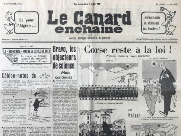 Couac ! | N° 2142 du Canard Enchaîné - 8 Novembre 1961 | Nos Exemplaires du Canard Enchaîné sont archivés dans de bonnes conditions de conservation (obscurité, hygrométrie maitrisée et faible température), ce qui s'avère indispensable pour des journaux anciens. | 2142 e1708205385288