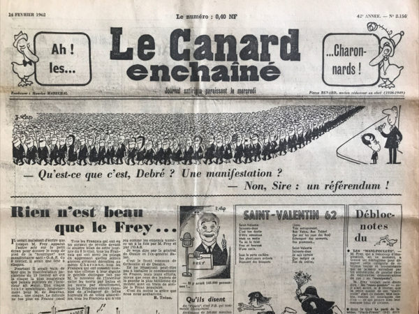 Couac ! | N° 2156 du Canard Enchaîné - 14 Février 1962 | 1961-1962 : deux années d'attentats, sans interruption. L'OAS (Organisation de l'armée secrète), créée le 11 février 1961 pour défendre la présence française en Algérie par tous les moyens, y compris le terrorisme à grande échelle, plastique à tout-va, notamment à Paris. Le 7 février 1962, dix charges plastiques explosent aux domiciles de diverses personnalités (hommes politiques, journalistes, professeurs de droit, écrivains). La dernière, qui vise l'appartement d'André Malraux, ministre de la Culture, défigure une fillette de 4 ans, Delphine Renard. En réaction, de nombreuses organisations syndicales (CGT, CFTC, UNEF, SGEN, FEN, SNI), avec le soutien du PCF et du PSU, appellent à une manifestation de masse pour le lendemain soir, place de la Bastille. Or, depuis avril 1961 et le putsch d'Alger, l'état d'urgence est en vigueur et les manifestations sont interdites ou réprimées violemment. Ainsi, le 17 octobre 1961, la police avait frappé fort : une manifestation d'algériens protestant contre le couvre-feu qui leur était imposé se termina par plusieurs dizaines de morts (qu'on repêchera, en partie, dans la Seine). Ce 8 février, peu avant 20 heures, dès l'ordre de dispersion donné, sans discernement mais avec zèle, la police charge férocement et traque plusieurs manifestants. Plusieurs se réfugient à l'entrée du métro Charonne. Dans la bousculade, ils reçoivent, pêle-mêle, coups de matraque et grilles d'arbres et d'aération, jetées du trottoir. Bilan : 9 morts (toutes les victimes étaient syndiquées à la CGT, à une exception près, et membres du PCF) et 250 blessés. Dans ce numéro 2156 du 14 février 1962, R. Tréno, rédacteur en chef du Canard, s'indigne: "tous les français qui ont eu un sursaut devant le sinistre bilan de cette journée du 8 février, tous les français qui ont serré les poings en apprenant quelles scènes atroces s'étaient déroulées au métro Charonne, tous les français qui ont ressenti comme une offense à leur dignité le pénible distinguo fait par M. le ministre de l'Intérieur entre les morts par balles et les morts par étouffement, tous les français encore capables de s'indigner de telles horreurs et de telles absurdités, tous les français qui n'ont pas une mentalité de blouson noir ou de plastiqueur seraient, selon la logique freydienne, des communistes ? Mais alors, vivent les communistes, monsieur !". Il dénonce le double jeu du pouvoir : "alors que, ce jeudi-là, au nom de la République, les argousins en uniforme de M. Freypapon frappaient à tour de bras sur les émeutiers communistes , les argousins secrets de M. Salan faisaient exploser leurs pétards devant des locaux communistes". A posteriori, certains journalistes (comme Jean Daniel) et historiens (comme Alain Dewerpe) affirment le caractère prémédité de l'événement et y voient un gage de fermeté donné aux milieux d'extrême- droite, très influents dans l'armée et dans la police. Une sorte d'équation se résumant à "le massacre contre le putsch". Le 17 juin 1966, une loi d'amnistie est votée, couvrant, notamment et opportunément, les répressions des manifestations de 1961 et 1962. A noter, pendant un cours d'histoire, l'évocation, sensible, de ce massacre par Pascale, une adolescente interprétée par Corinne Dacla, dans le film Diabolo Menthe.    SP Chroniques de la Cour, d’André Ribaud - Le 8 février, cas unique de violences policières contre des membres de l’Organisation armée secrète au métro Charonne, faisant neuf morts. La chronique dénonce notamment l’attitude de Roger Frey, ministre de l’Intérieur, qui enchaîne les déclarations télévisées minimisant cette affaire. De Gaulle fut invisible durant cette période, selon le journal. Tensions au sein du gouvernement entre Chaban-Delmas et Pompidou. Colère de De Gaulle envers la principauté de Monaco.   LP | 2156