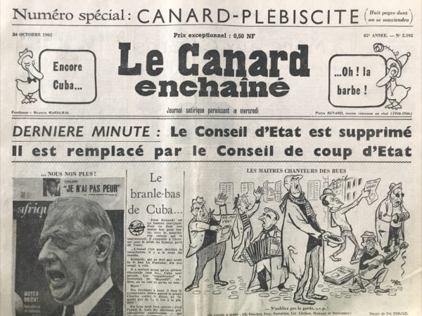 Couac ! | N° 2192 du Canard Enchaîné - 24 Octobre 1962 | Numéro spécial - Aux urnes, Citoyens ! VOILA...BADINGAULLE - de Gaulle propose, et obtient, par voie référendaire, l'élection du Président de la République au suffrage universel direct. On compara aussi de Gaulle à Napoléon III, comme dans le célèbre dessin de Moisan (dans ce numéro) intitulé « Badingaulle » (d’après le surnom donné à Napoléon III par les chansonniers sous le Second Empire), et, bien sûr, à Napoléon Ier, comme dans le « Sacre de Charles Quinquin »  d’après David, par Pol Ferjac, où de Gaulle est à la fois Napoléon et Joséphine-Marianne, signifiant par là que la constitution Ve République a été fait à l’image ou au service de son fondateur . MARTIN Laurent, « De Gaulle et Le Canard enchaîné : je t'admire, moi non plus », Sociétés & Représentations, 2013/2 (n° 36), p. 109-123.     | 2192