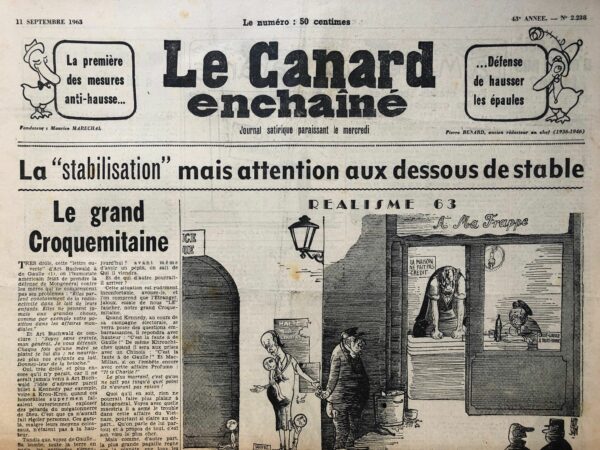 Couac ! | N° 2238 du Canard Enchaîné - 11 Septembre 1963 | Cet article de R. Tréno, intitulé "Le grand Croquemitaine" et publié dans Le Canard enchaîné du 11 septembre 1963, est une réponse satirique à une lettre ouverte écrite par l'humoriste américain Art Buchwald, parue dans le New York Herald, adressée à Charles de Gaulle. Buchwald y défendait ironiquement "MonGénéral" contre les critiques des mères américaines qui craignaient que leurs enfants soient nourris de lait radioactif à cause des essais nucléaires. La lettre se moquait de la tendance des Américains à blâmer de Gaulle pour divers problèmes planétaires. R. Tréno s’appuie sur cette lettre pour souligner, dans un registre tout aussi ironique, le rôle de bouc émissaire qu’endossait de Gaulle sur la scène internationale à cette époque. Il illustre de manière cocasse comment, à chaque fois qu’un problème surgit, qu’il s’agisse de la guerre froide, des crises politiques ou sociales, de Gaulle est systématiquement tenu pour responsable. Tréno fait un parallèle avec d'autres figures mondiales comme Kennedy ou Khrouchtchev, qui eux, selon lui, n’auraient jamais été la cible d'un tel humour caustique de la part de Buchwald, tant l’aura de de Gaulle semble singulière. Cet article s’inscrit dans le contexte des tensions internationales des années 1960, notamment la guerre froide, les crises de décolonisation, la guerre d'Algérie, et la politique nucléaire de la France. Tréno exploite ces événements pour accentuer l'image d'un de Gaulle omniprésent sur toutes les scènes politiques, tantôt blâmé pour les malheurs du monde, tantôt admiré comme un rempart infaillible. “On comprend que les mères américaines disent à leur bébé : si tu n’es pas sage, j’appelle le général de Gaulle”. L'attraction de la semaine: Valentaing le déshaussé - Kroukrou et Mao ou les supplices chinois - HITCHCOCK: Les OISEAUX - THÉÂTRE La DAME aux CAMÉLIAS - | 2238 1