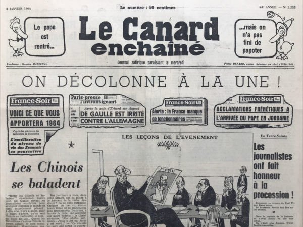 Couac ! | N° 2255 du Canard Enchaîné - 8 Janvier 1964 | ON DECOLONNE A LA UNE! - UN SUCCES DIPLOMATIQUE MONGENERAL OBTIENT LA RESTITUTION D'ADENAUER, DESSIN DE CLAUDE-DESSIN DE MOISAN "LE MIRACLE DE JERUSALEM (SAINTE PHOTO SOUVENIR)", PAUL VI-CANARD-VARIETES: HORS DE L'ECLUSE. DESSIN SCAPHANDRIER LEO NOEL, SPECTACLE ANNIVERSAIRE, DEVOS, CORA VAUCAIRE,.-THEATRE: COUP DE PIED AU CLUB, THEATRE GRAMONT, ROBERT ROCCA - | 2255