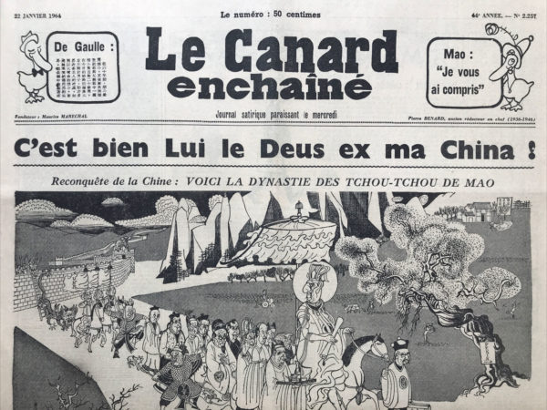 Couac ! | N° 2257 du Canard Enchaîné - 22 Janvier 1964 | "C'EST BIEN LUI LE DEUS EX MA CHINA ! VOICI LA DYNASTIE DES TCHOU-TCHOU DE MAO" Le 27 janvier 1964, fruit de négociations secrètes entre Edgar Faure et Zhou Enlai, Paris et Pékin publient un communiqué commun informant le monde que "le gouvernement de la République française et le gouvernement de la République populaire de Chine (RPC) ont décidé, d'un commun accord, d'établir des relations diplomatiques. Ils sont convenus à cet effet de désigner des ambassadeurs dans un délai de trois mois". Cette annonce, laconique, provoque "un coup de tonnerre en plein cœur de la guerre froide", dixit Richard Nixon dans ses mémoires. Car si le Royaume-Uni, les pays scandinaves, les Pays-Bas et la Suisse établirent des relations avec la RPC peu après sa création par Mao Zedong, le 1er octobre 1949, il ne s'agissait que de relations commerciales, avec la présence de simples chargés d'affaires. Le poids de la France à l'époque et la stature du général De Gaulle confèrent à cette initiative une dimension planétaire. Débarrassée de ses guerres coloniales au Vietnam et en Algérie (2 pays d'ailleurs soutenus par la RPC !), dotée de l'arme nucléaire depuis 1960, la France entend réaffirmer son statut de grande puissance et se démarquer de Washington : "il y a quelque chose d'anormal dans le fait que nous n'avons pas encore de relations avec le pays le plus peuplé du monde, sous prétexte que son régime ne plait pas aux américains et que ça les dérangerait si nous y faisions notre entrée". De son côté, la Chine, qui a rompu avec le grand frère soviétique, fragilisée par la politique du grand bond en avant, cherchait de nouveaux alliés et à créer une nouvelle voie entre les deux blocs de l'Ouest et de l'Est. De Gaulle affirme lors de sa conférence de presse du 31 janvier : "en nouant avec ce pays, cet État, des relations officielles la France ne fait que reconnaître le monde tel qu'il est". Le lendemain, le régime nationaliste du Kuomintang, établi par Chiang Kai-Shek à Formose (aujourd'hui Taiwan), où il a fui après sa défaite face aux communistes, annonce la rupture de ses relations avec la France. Cela porte un coup au concept, utopique (?), de deux Chines, toujours totalement exclu par Pékin. Il faudra attendre 1971 pour que le siège de la Chine comme membre permanent du conseil de sécurité de l'ONU échoit aux représentants de la RPC, en remplacement de ceux de Taiwan. De Gaulle ne se rendit jamais en Chine. Nixon y alla rencontrer Mao en février 1972, mais ce n'est qu'en 1979, soit 15 ans après la France, que les USA reconnurent la RPC. Si cette annonce gaullienne fut vécue comme une trahison aux USA (1964 étant de surcroît une année électorale), Nixon fut plus tard plus nuancé : "De Gaulle joua donc un grand rôle dans notre changement d'attitude envers la Chine". Le Canard Enchaîné du 22 janvier relate abondamment cet événement, et prête une nouvelle fois à de Gaulle des intentions autocratiques. Ainsi dans sa fameuse rubrique consacrée à de Gaulle intitulée La Cour, André Ribaud s’exprime : « Le Roi avait rendu publique sa jonction au Céleste Empire et fait annoncer sa résolution fixe et inentamable d’échanger des ambassadeurs avec le potentat de Pékin. Il jouissait délicieusement du tumulte qui en était né dans tout l’univers, se délectait du dépit, même de la colère des uns, se régalait de la jalousie des autres, considérait l’étonnement du grand nombre et s’applaudissait de son bon tour ». SP QUAND L'"AURORE" SENT LE ROUSSI - DESSIN DE POL FERJAC "ELYSEE BOUTIQUE SPORT", DE GAULLE EN MAILLOT TSETOUNG EN PEKINYL CHINE, BEATLE-FASHION COIFFURE A LA PUDDING BOWL LIVERPULL-OVER-BETE COMME LA CENSURE, "LA VIE CONJUGALE" D'ANDRE CAYATTE - CANARD-VARIETES : TWIST ECHEVELE A L'OLYMPIA, JACQUELINE FRANCOIS A BOBINO, 3 DESSINS DE CESAR (TRINI LOPEZ-THE BEATLES-JACQUELINE FRANCOIS) -THEATRE : PIECES DETACHEES RIEN NE VA PLUS (THEATRE EDOUARD VII), "BONHEUR, IMPAIR ET PASSE" DE FRANCOISE SAGAN, DESSIN DE CLAUDE "LA ROULETTE RUSSE", F.SAGAN AVEC REVOLVER, DANIEL GELIN, JULIETTE GRECO, MICHEL DE RE, ALICE COCEA-QUAND CLOUZOT TOURNE "LES ANGELIQUES", HUITIEME DE PAGE, DESSIN DE POL FERJAC - DESSIN DE CLAUDE "LA FRANCE EN CHINEMASCOPE", DE GAULLE ET 6 MEMBRES DU GOUVERNEMENT APPLATIS PAR LE FORMAT. | 2257