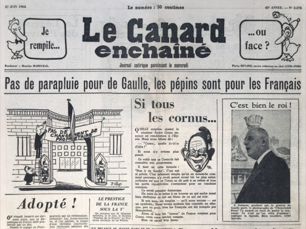 Couac ! | N° 2278 du Canard Enchaîné - 17 Juin 1964 | Le général tient la grande forme...Et pour ce qui est du fond ? par R. Tréno - Dans cet article, Tréno aborde la question de la forme physique du général de Gaulle, soulignant les commentaires positifs sur sa vitalité lors d'un récent test picard. Cependant, il ironise sur le manque de référence à ses capacités intellectuelles, sous-entendant que celles-ci ne sont pas remises en question. Tréno met en lumière le prestige du général de Gaulle, qui lui permet de faire passer ses déclarations pour des vérités absolues, même lorsque d'autres les percevraient comme discutables. Par exemple, il souligne le contraste entre la proclamation de l'indépendance par de Gaulle et la réalité de la dépendance économique de la France à l'égard des capitaux étrangers. Il remarque également l'assurance avec laquelle de Gaulle affirme la position de la France parmi les nations modernes, soulignant la confiance absolue du général en son propre jugement et en sa capacité à diriger le pays. Tréno conclut en notant que, malgré les doutes sur sa santé physique, de Gaulle continue à exercer un pouvoir absolu sur la France, suggérant que son influence perdurera aussi longtemps que celle de certains personnages bibliques. | 2278