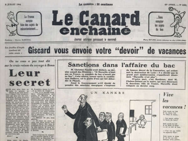 Couac ! | N° 2281 du Canard Enchaîné - 8 Juillet 1964 | Les petits à-côté de Gros-Bois, par Jean Manan - L'article relate l'affaire de l'achat d'une partie du parc entourant le château de Gros-Bois par un promoteur immobilier nommé Balkany. Ce promoteur avait l'intention de construire des logements de luxe sur le terrain, malgré l'interdiction de construire dans la zone. Lorsque cette transaction fut révélée, il y eut un tollé de protestations de la part de la municipalité de Boissy-Saint-Léger, du député local, de la préfecture de Seine-et-Oise et du ministre de la Construction. Ce dernier prit des mesures pour empêcher Balkany d'obtenir des permis de construire et fit classer le secteur dans une zone d'aménagement différé. Cependant, Balkany ne se laissa pas décourager et proposa à la commune de nombreux avantages, y compris la construction d'équipements publics et de logements sociaux. Il promit également de créer un grand parc avec des espaces verts accessibles au public. L'article souligne le contraste entre les actions du promoteur privé, qui offre des avantages immédiats à la commune, et celles de l'État, qui tarde à fournir les équipements nécessaires. Il suggère que les promoteurs immobiliers comme Balkany ne perdent pas d'argent dans leurs transactions et met en lumière les défis auxquels est confrontée la construction en France par rapport à d'autres pays comme l'Allemagne ou l'Angleterre. En conclusion, Manan soulève des questions sur les pratiques de développement urbain et met en évidence les tensions entre les intérêts privés et publics dans ce domaine. | 2281